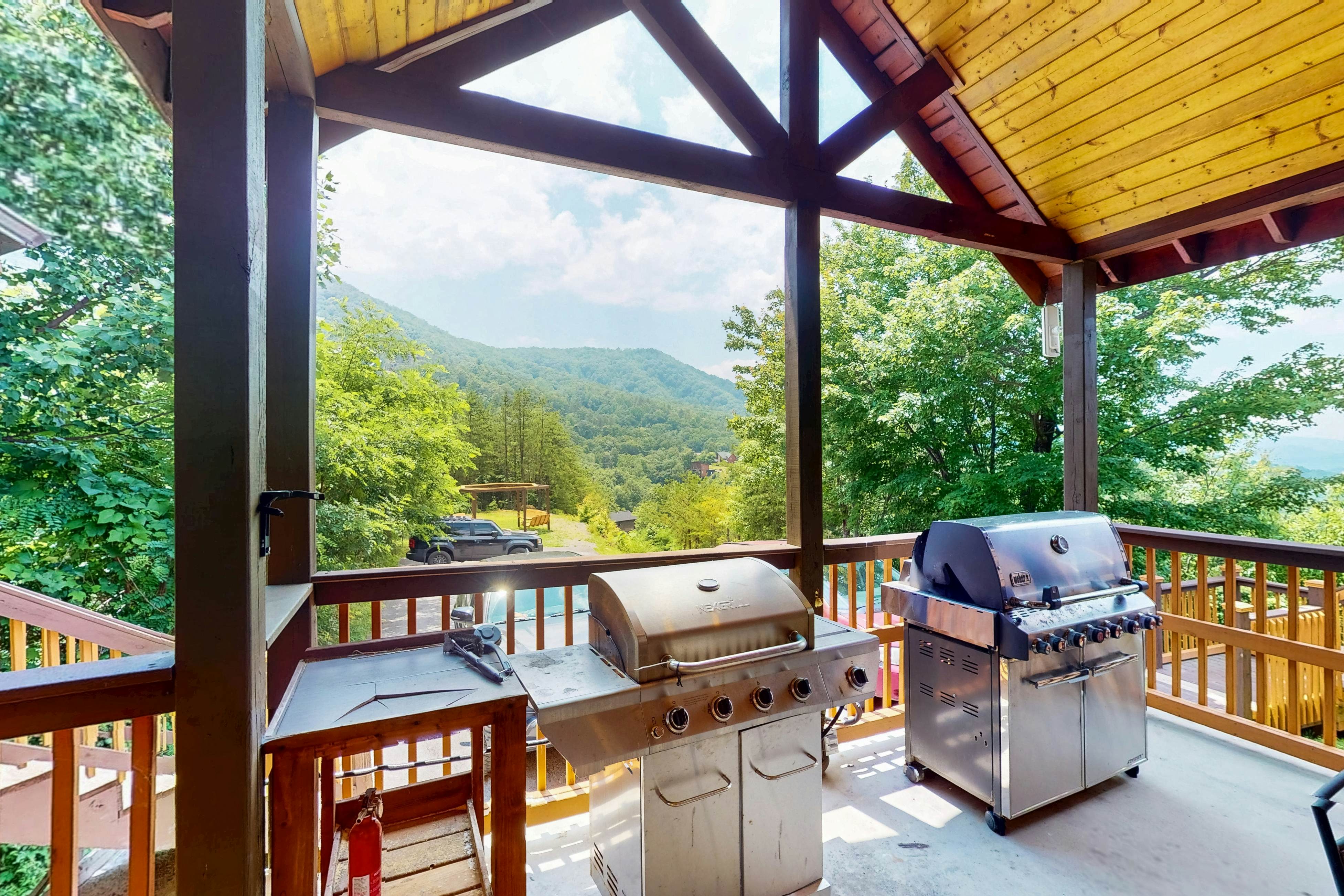 Luxury Cabin w/ Hot Tub, Two-Tier Deck, Panoramic Views & Free Attraction Passes