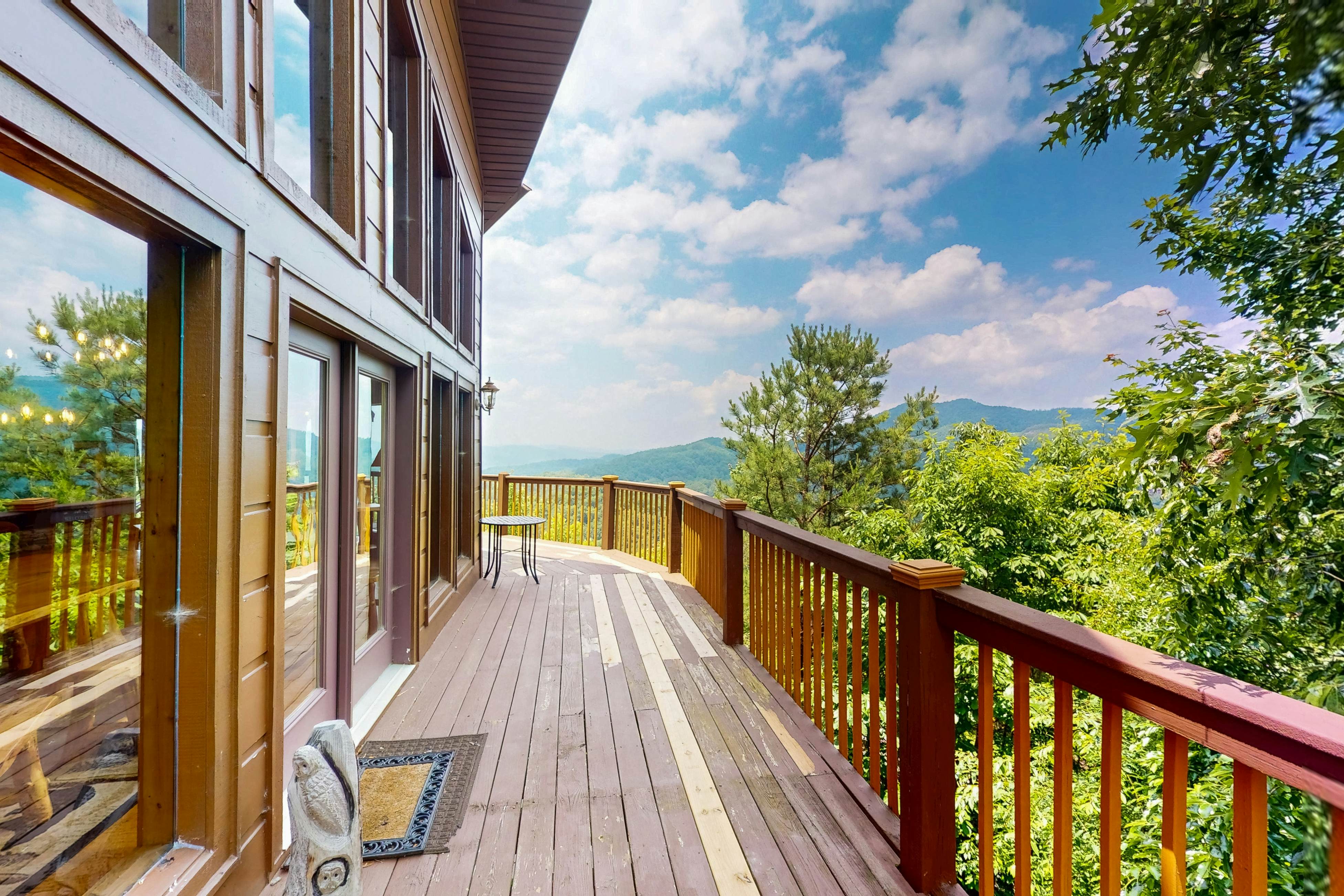 Luxury Cabin w/ Hot Tub, Two-Tier Deck, Panoramic Views & Free Attraction Passes