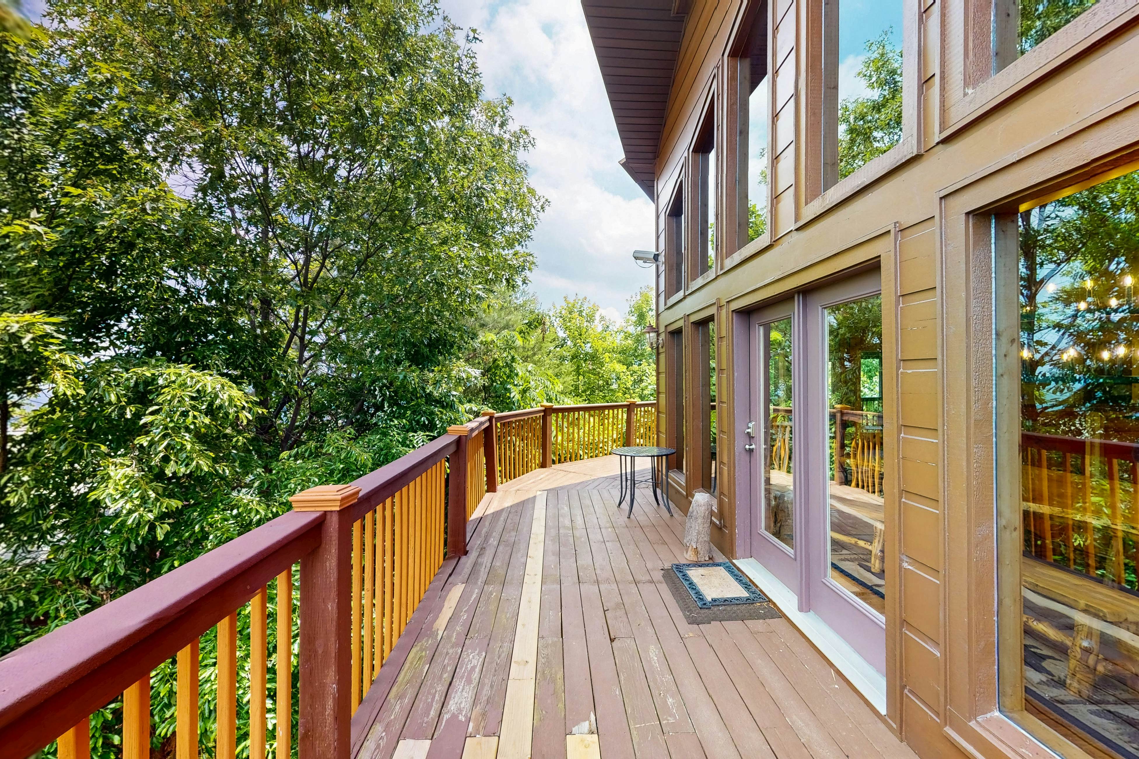 Luxury Cabin w/ Hot Tub, Two-Tier Deck, Panoramic Views & Free Attraction Passes