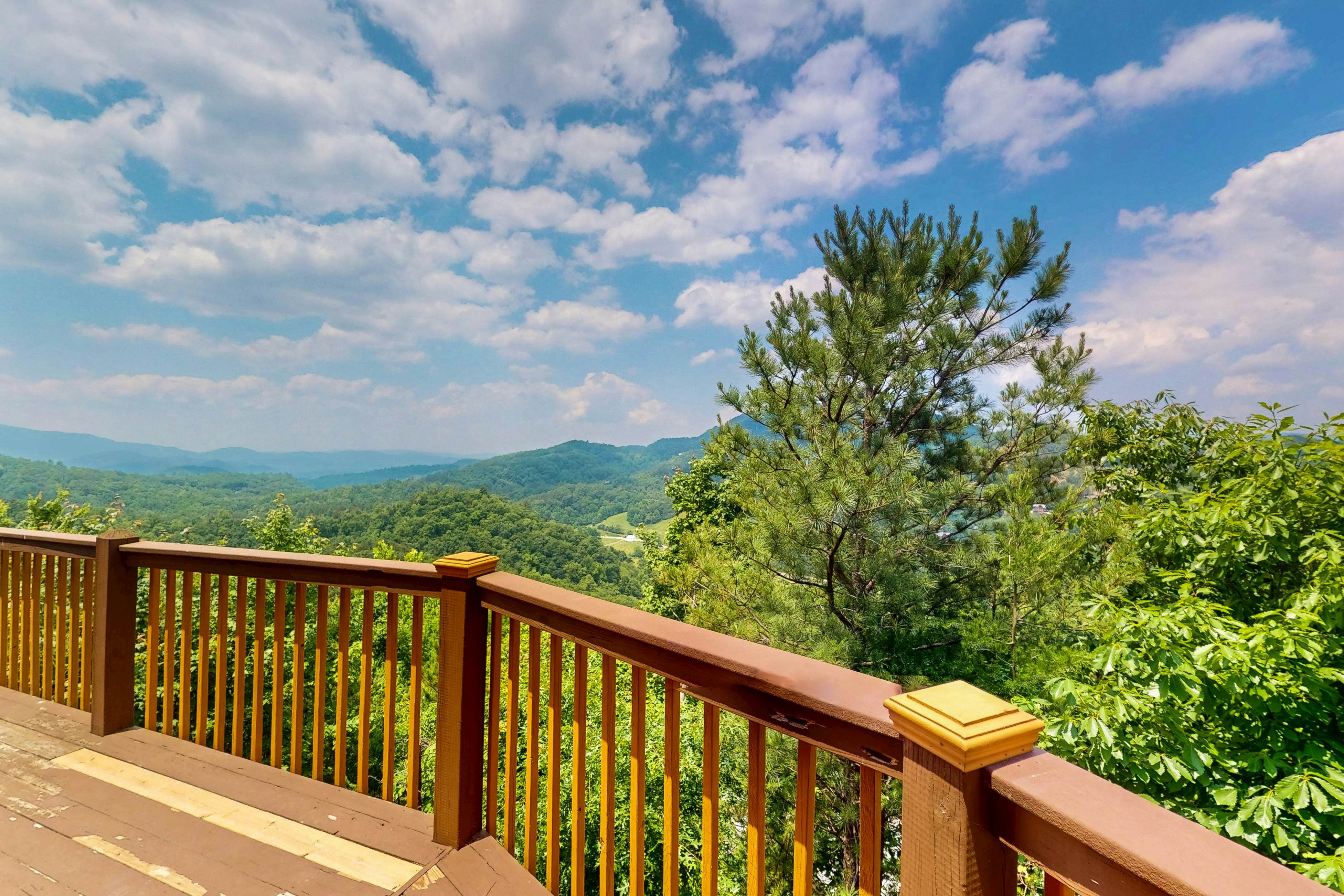 Luxury Cabin w/ Hot Tub, Two-Tier Deck, Panoramic Views & Free Attraction Passes