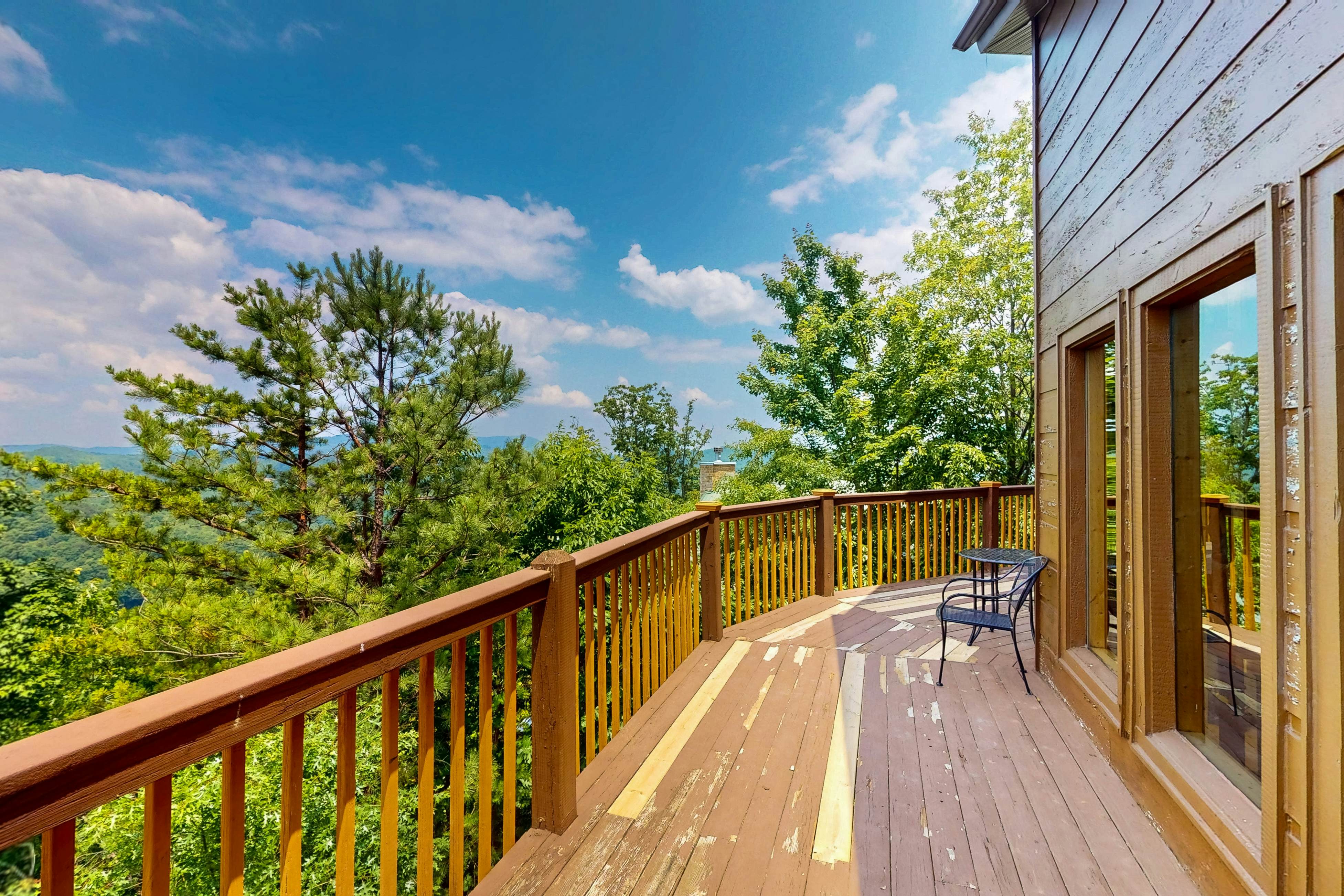 Luxury Cabin w/ Hot Tub, Two-Tier Deck, Panoramic Views & Free Attraction Passes
