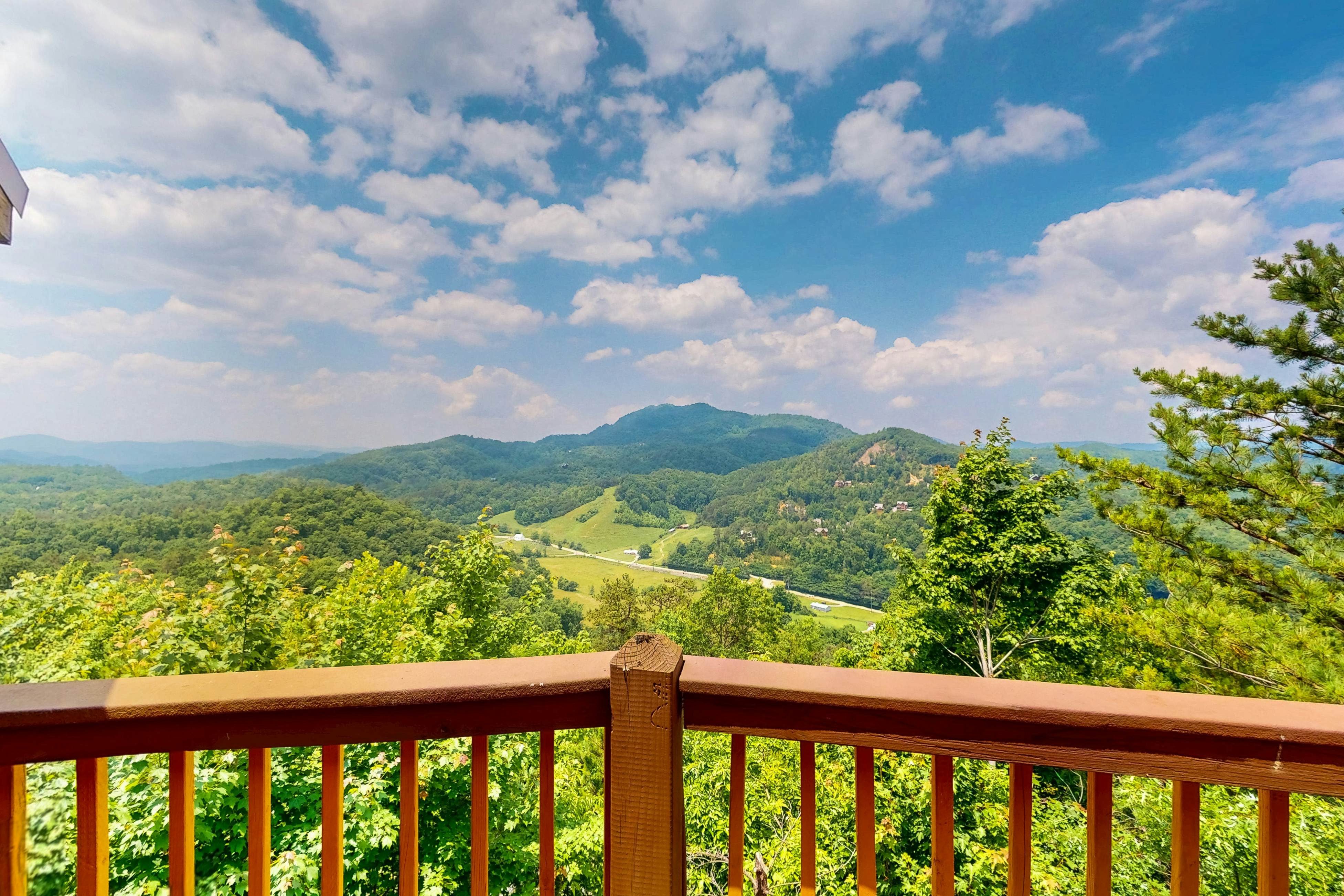 Luxury Cabin w/ Hot Tub, Two-Tier Deck, Panoramic Views & Free Attraction Passes