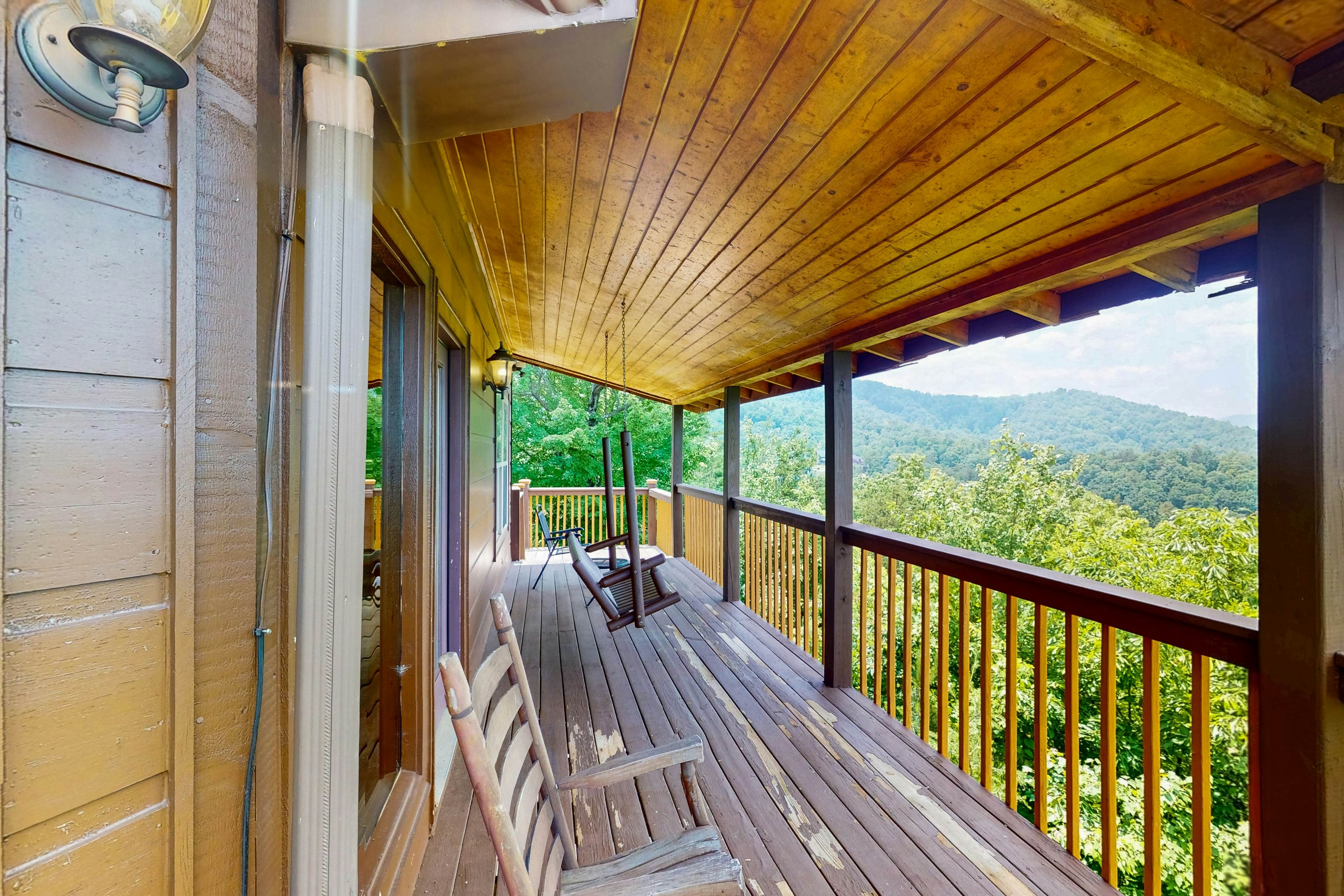 Luxury Cabin w/ Hot Tub, Two-Tier Deck, Panoramic Views & Free Attraction Passes