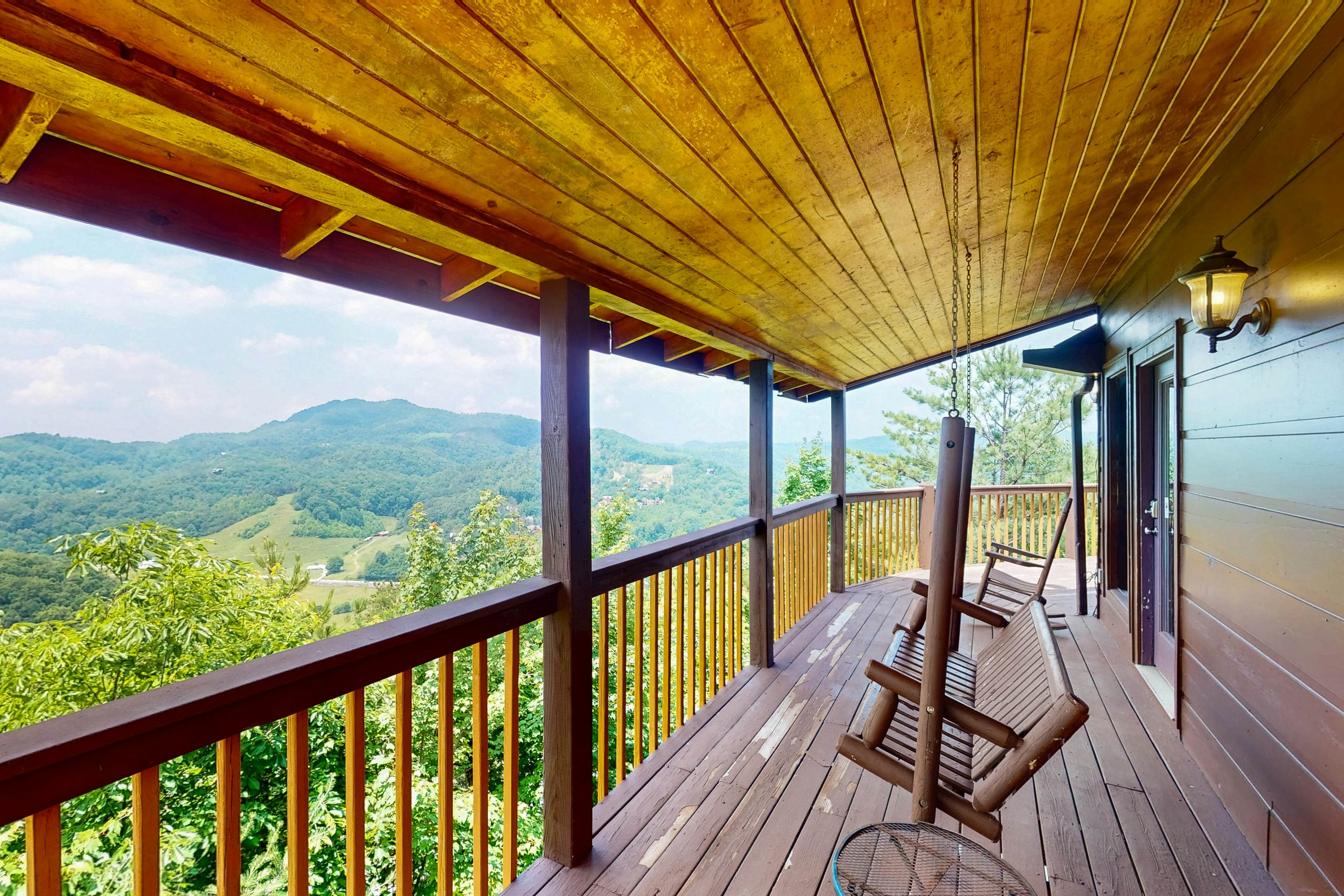 Luxury Cabin w/ Hot Tub, Two-Tier Deck, Panoramic Views & Free Attraction Passes