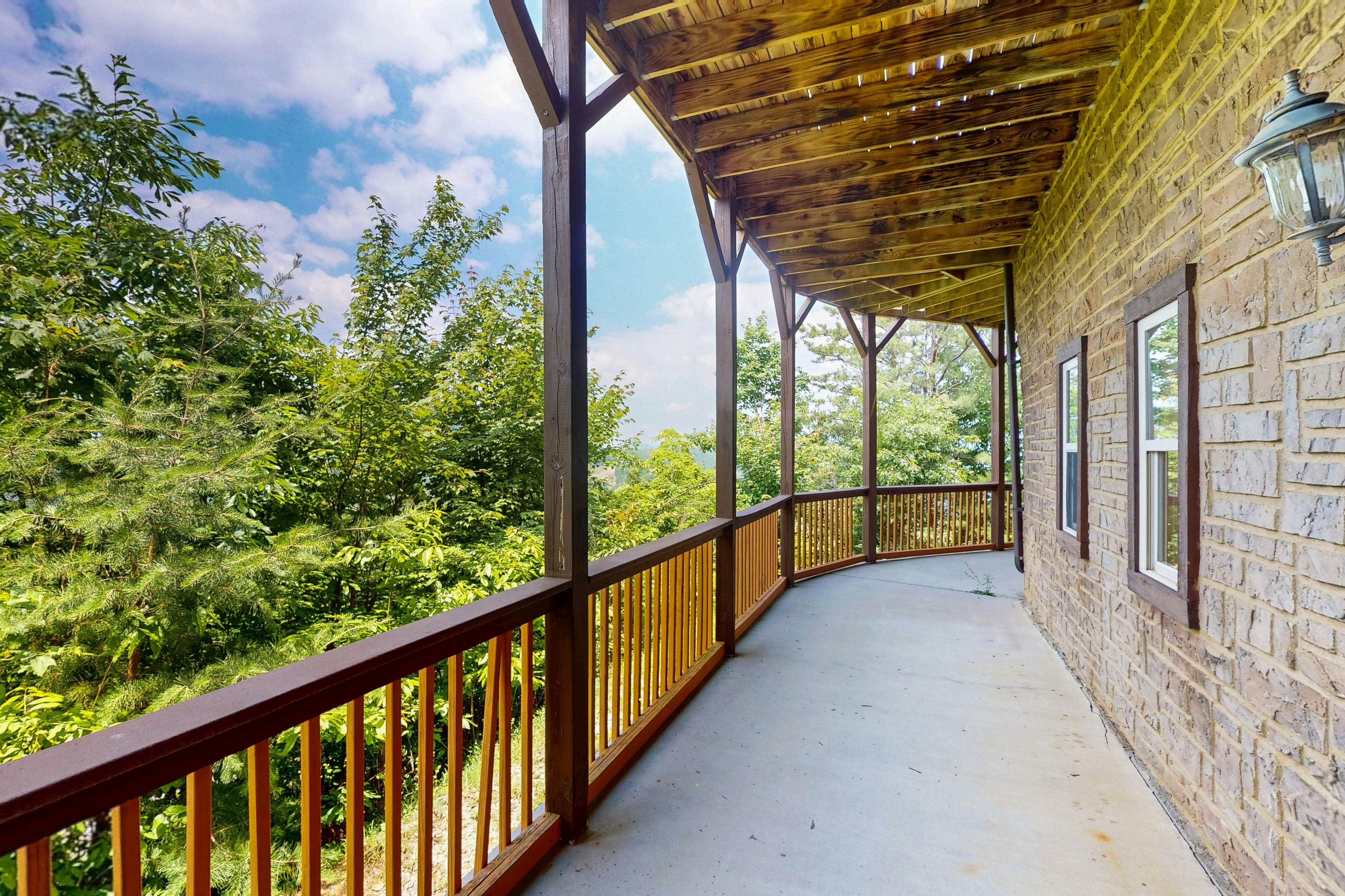 Luxury Cabin w/ Hot Tub, Two-Tier Deck, Panoramic Views & Free Attraction Passes