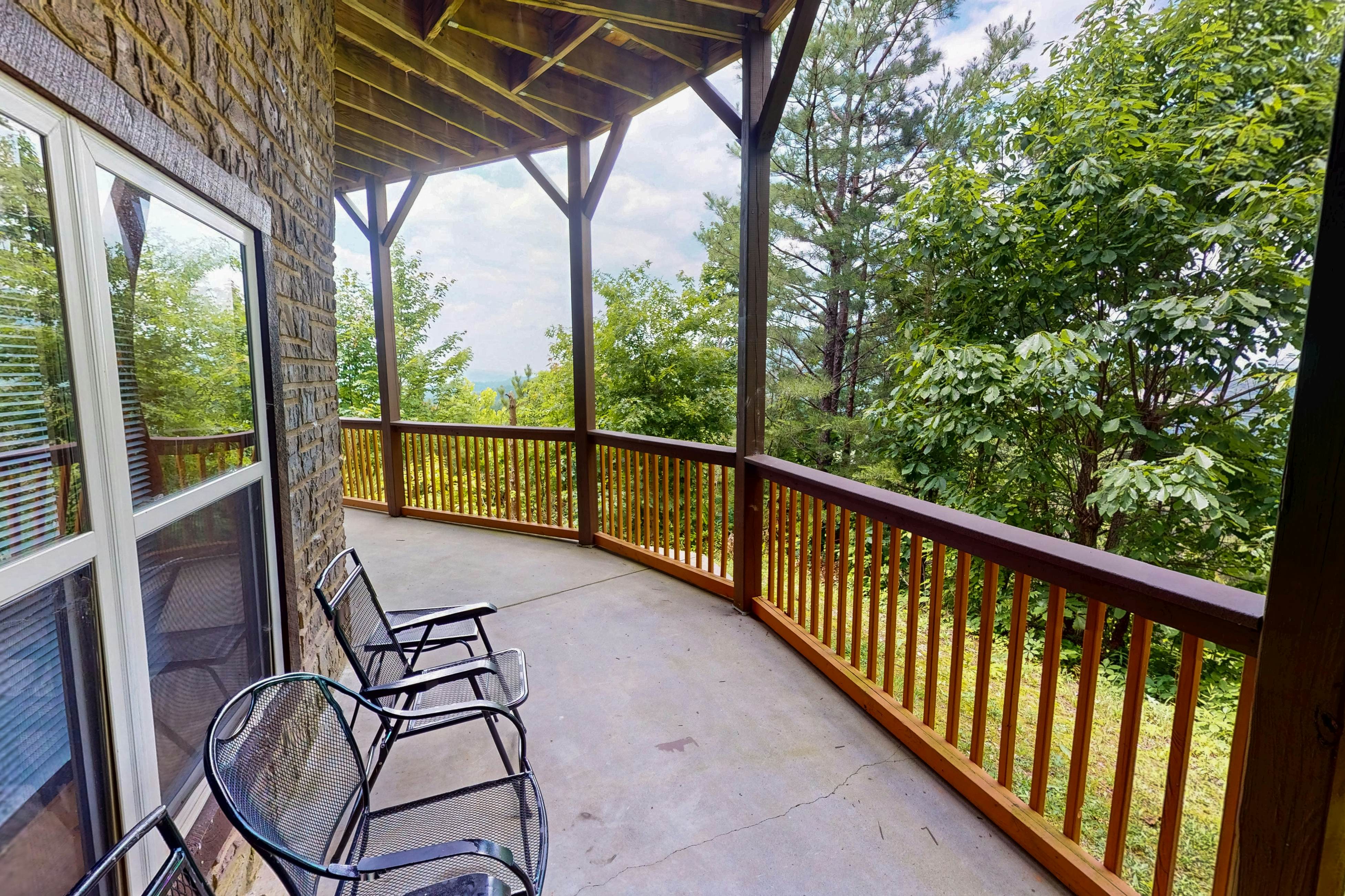 Luxury Cabin w/ Hot Tub, Two-Tier Deck, Panoramic Views & Free Attraction Passes