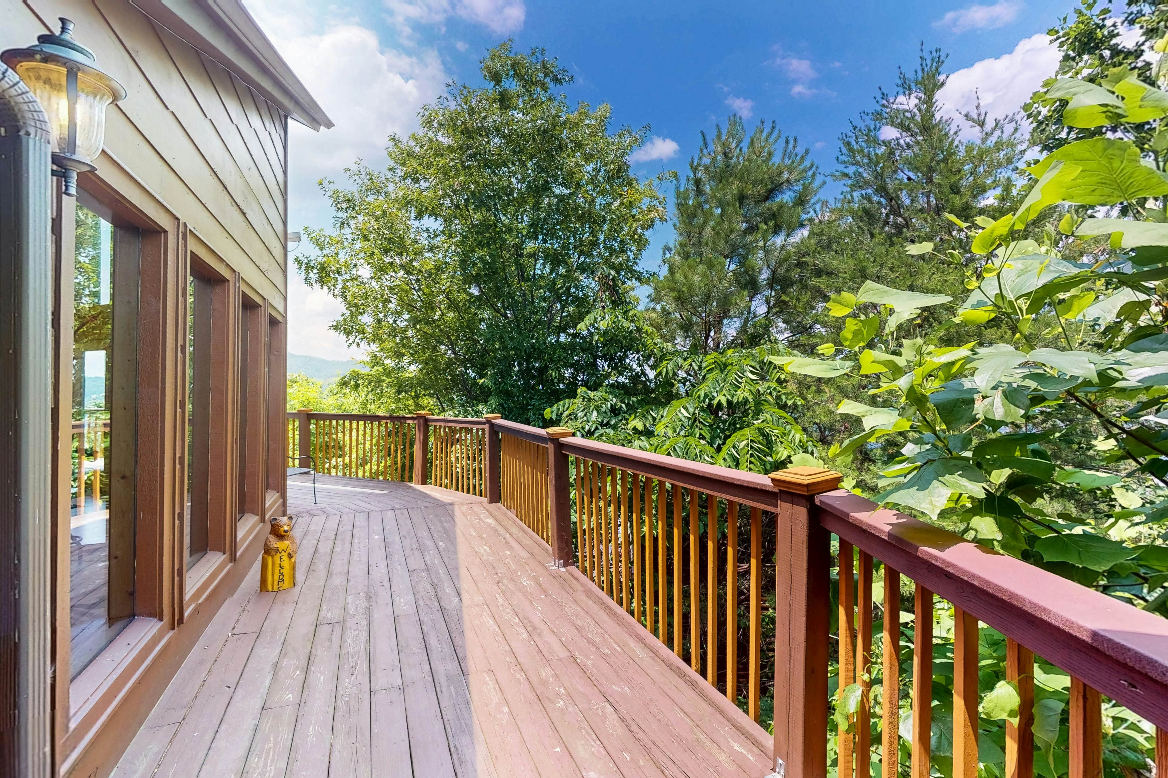 Luxury Cabin w/ Hot Tub, Two-Tier Deck, Panoramic Views & Free Attraction Passes