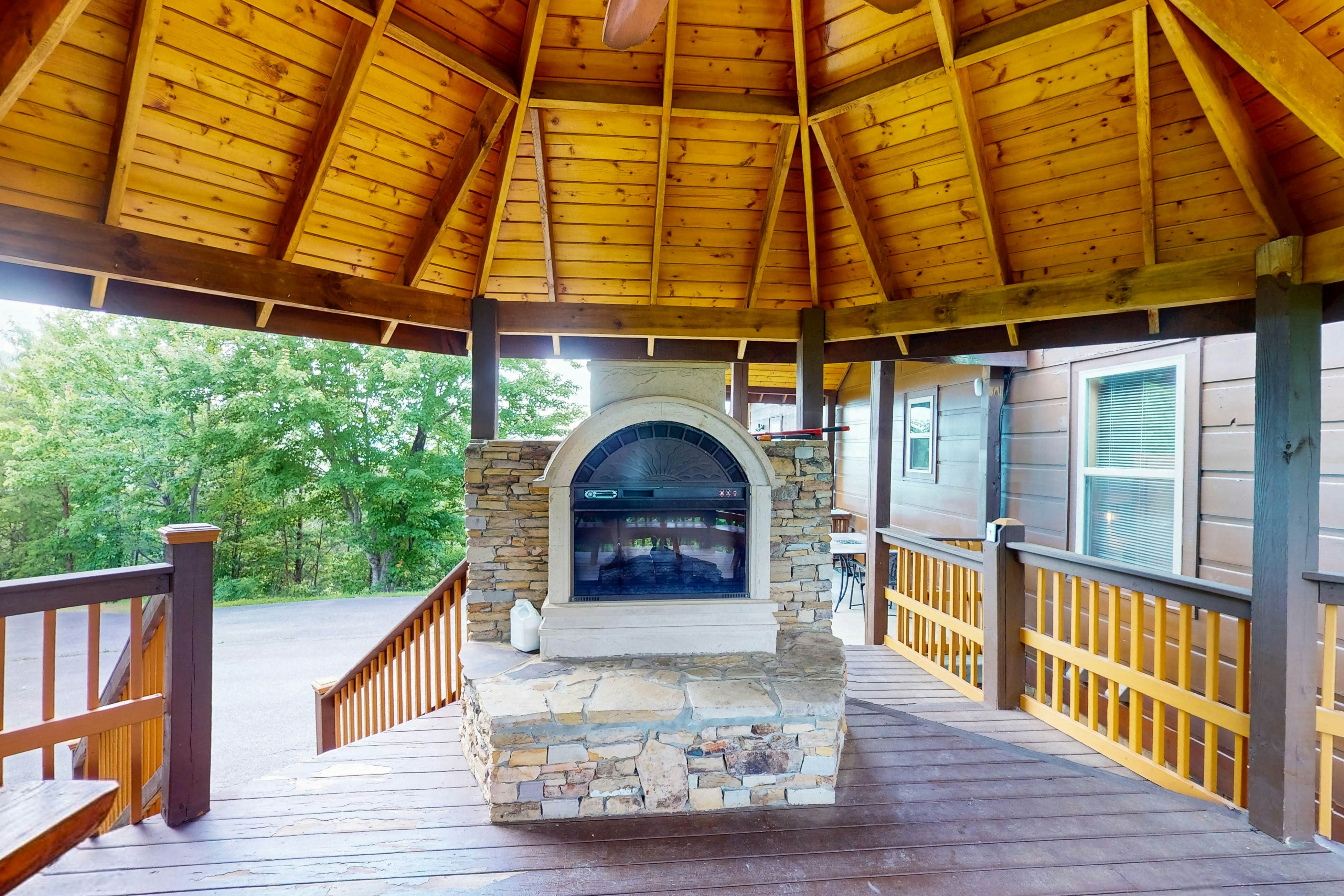 Luxury Cabin w/ Hot Tub, Two-Tier Deck, Panoramic Views & Free Attraction Passes