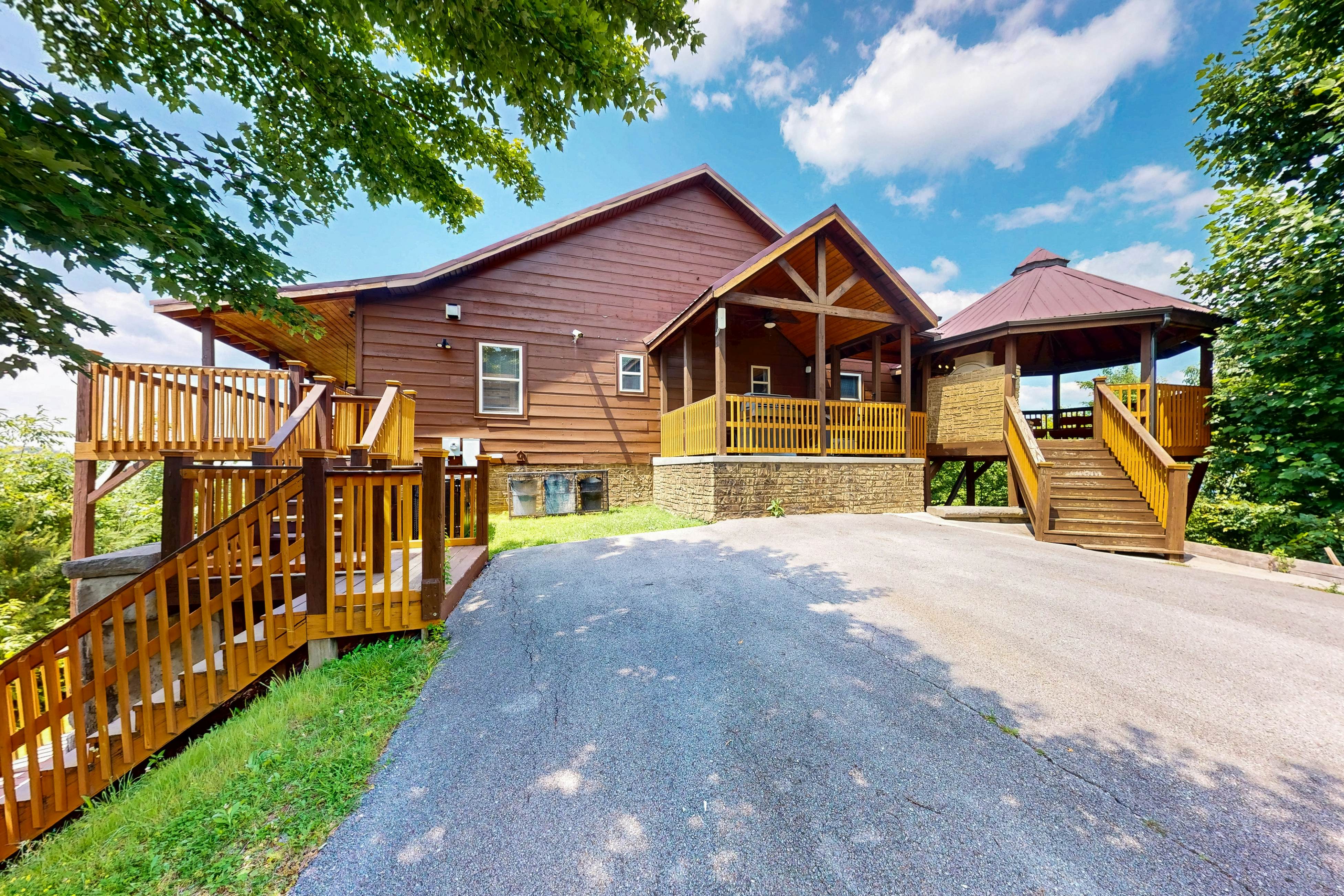 Luxury Cabin w/ Hot Tub, Two-Tier Deck, Panoramic Views & Free Attraction Passes