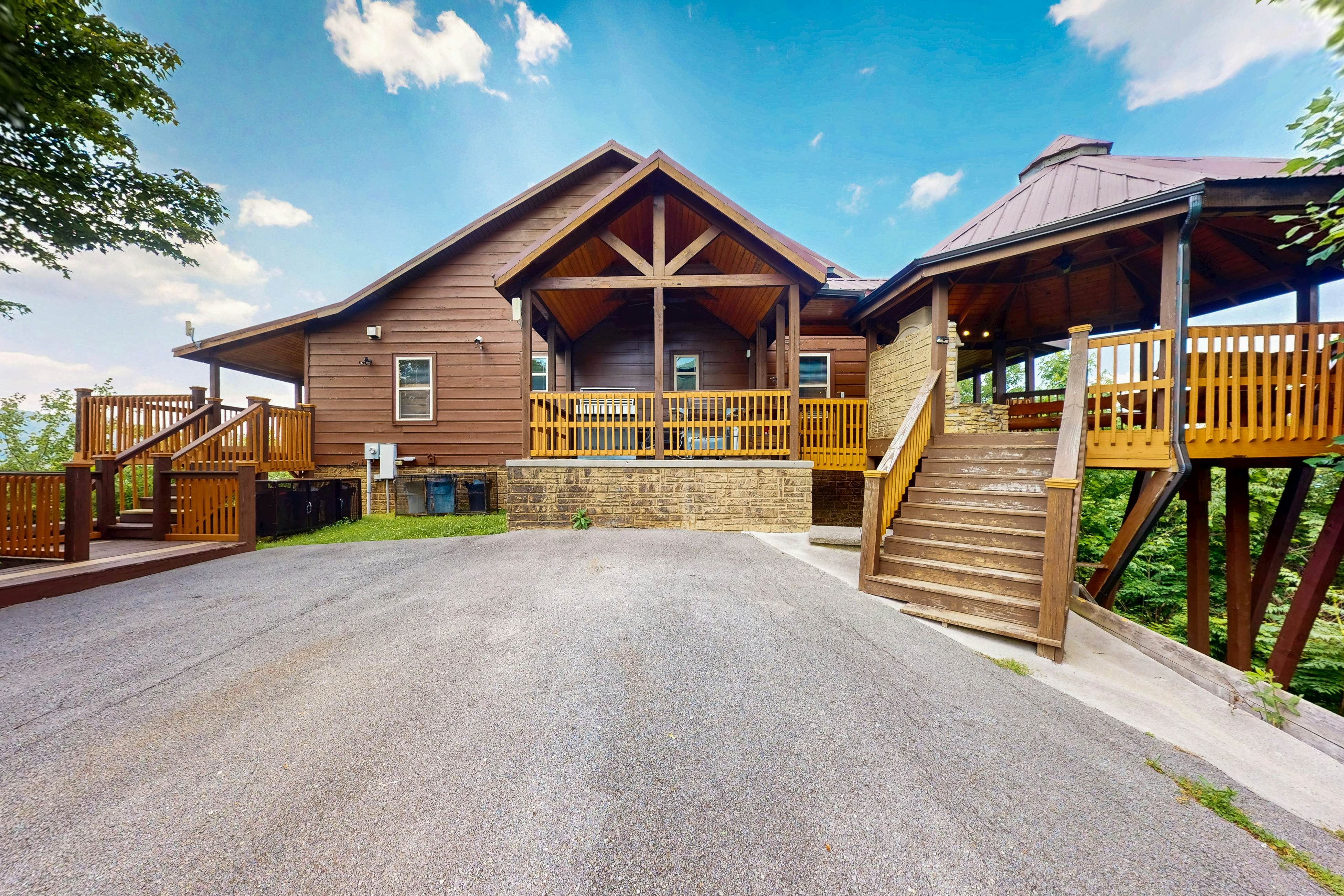 Luxury Cabin w/ Hot Tub, Two-Tier Deck, Panoramic Views & Free Attraction Passes