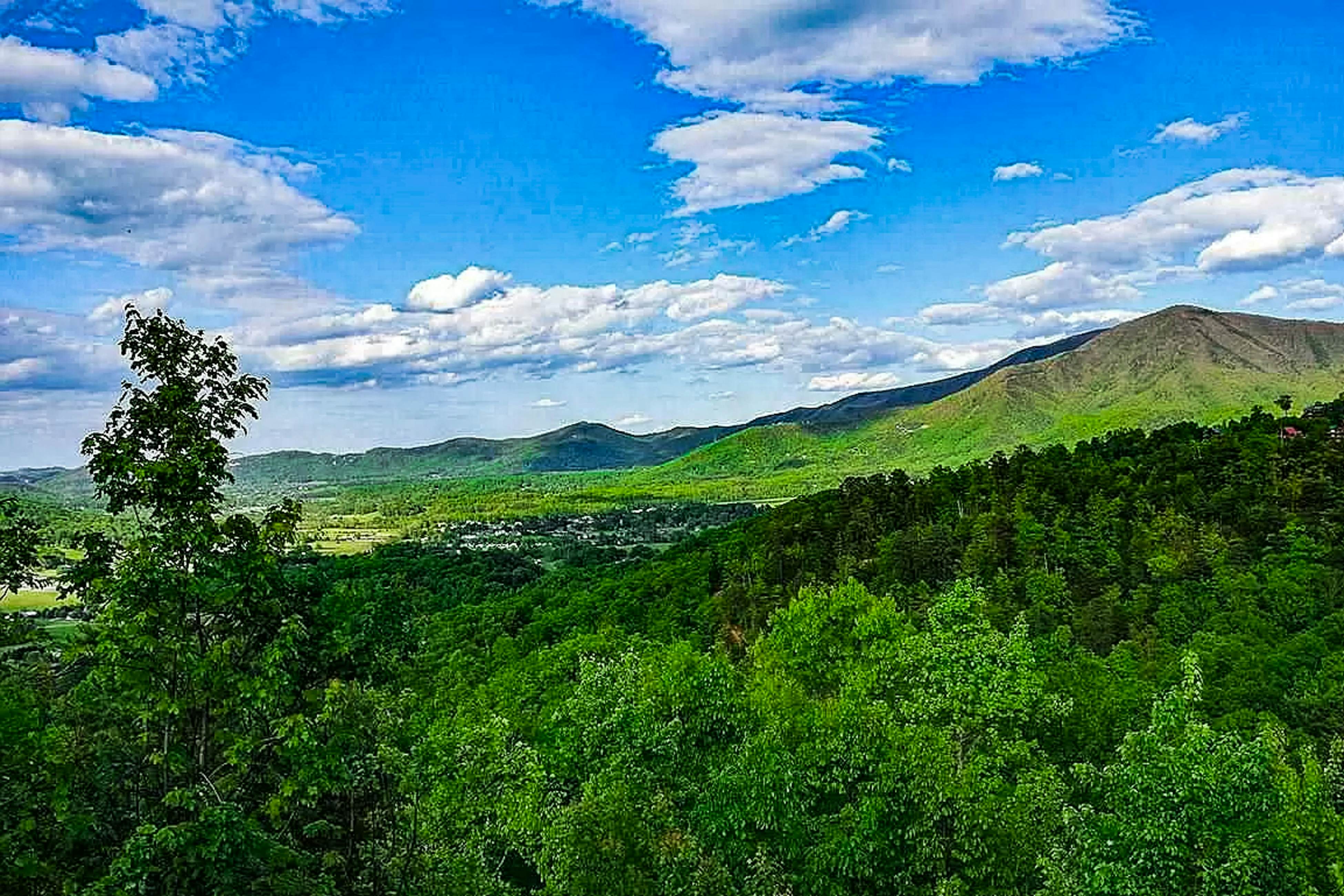 Luxury Cabin w/ Hot Tub, Two-Tier Deck, Panoramic Views & Free Attraction Passes