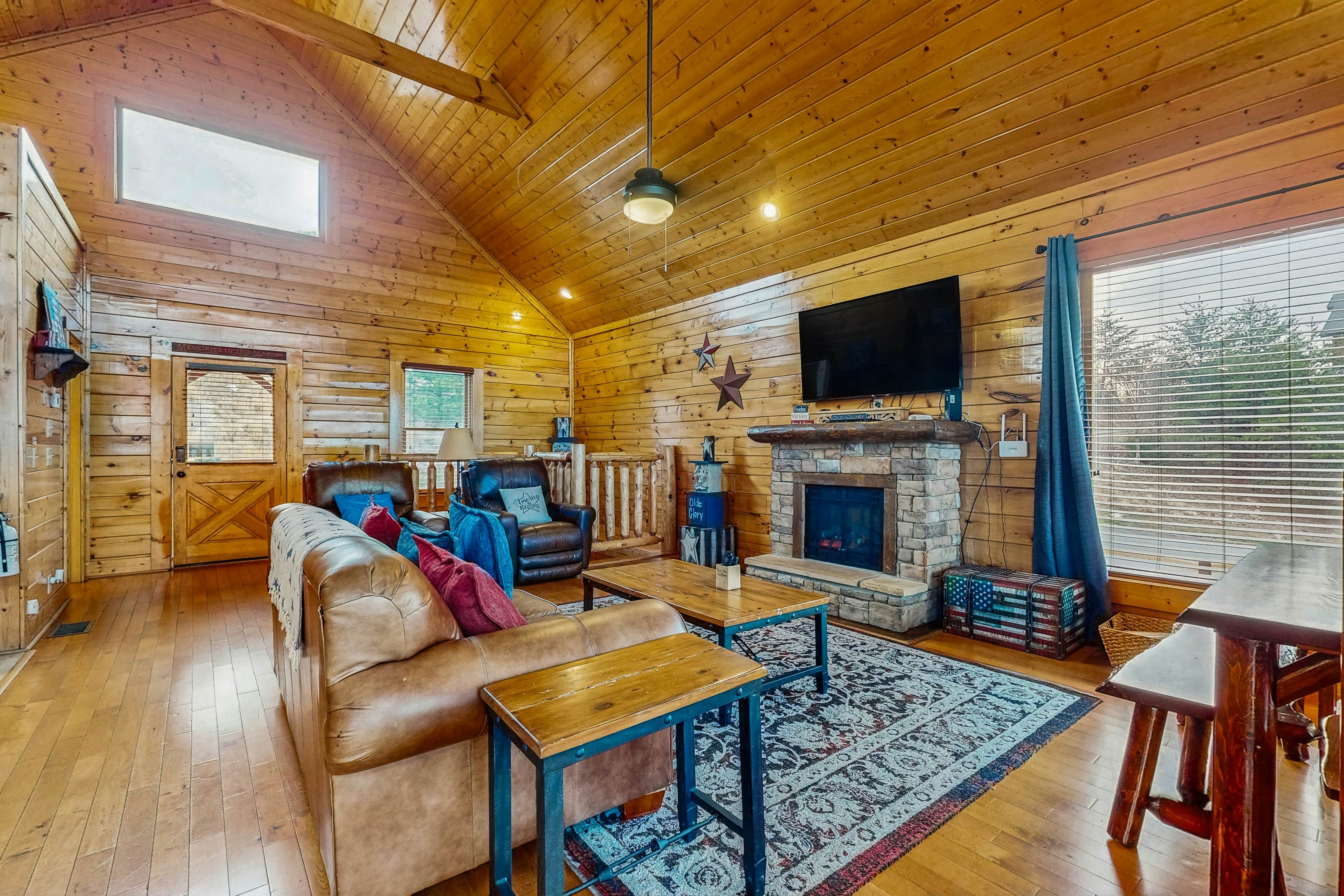Lovely cabin with hot tub, mountain views, pool access + Free Attraction Tickets