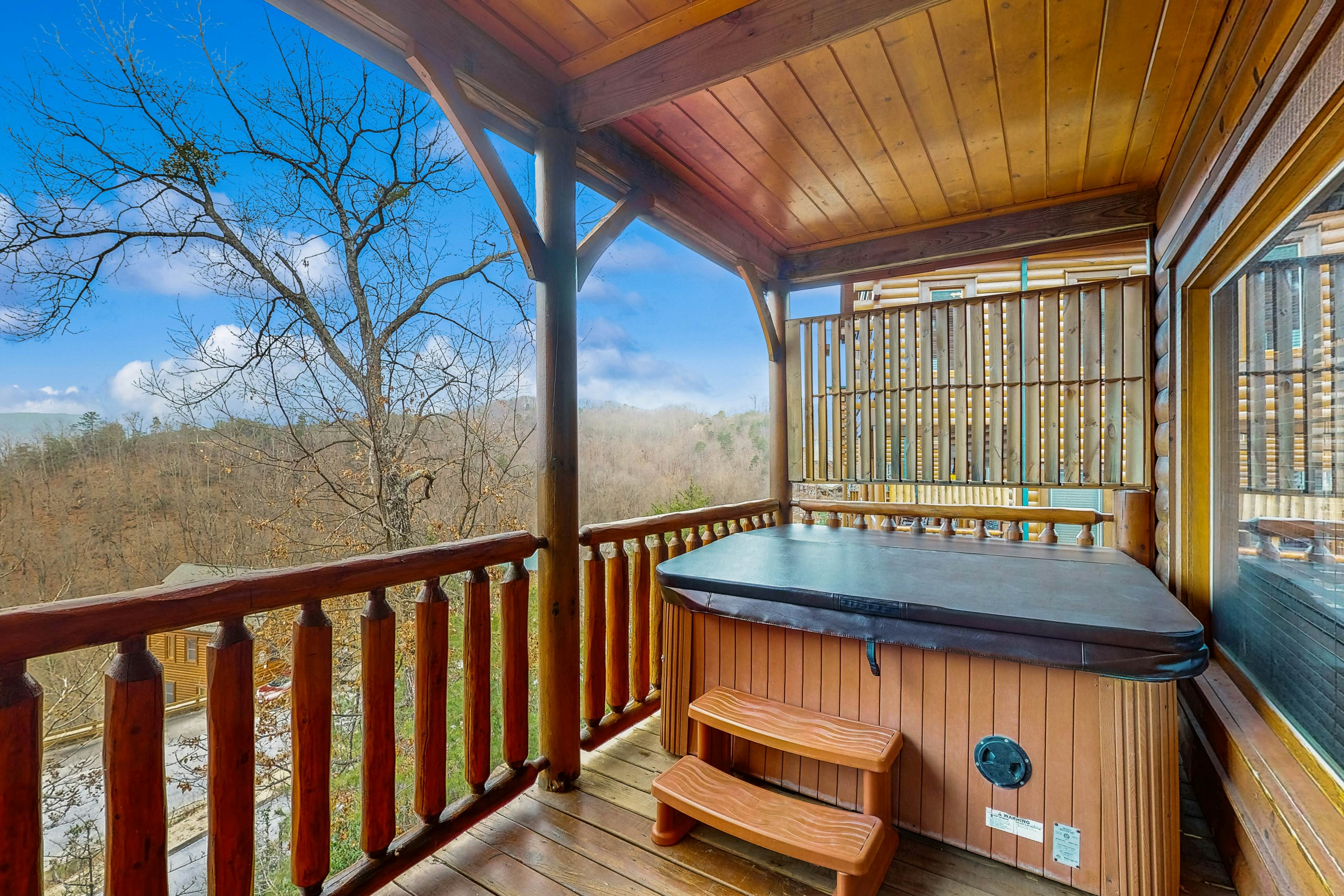 Lovely cabin with hot tub, mountain views, pool access + Free Attraction Tickets