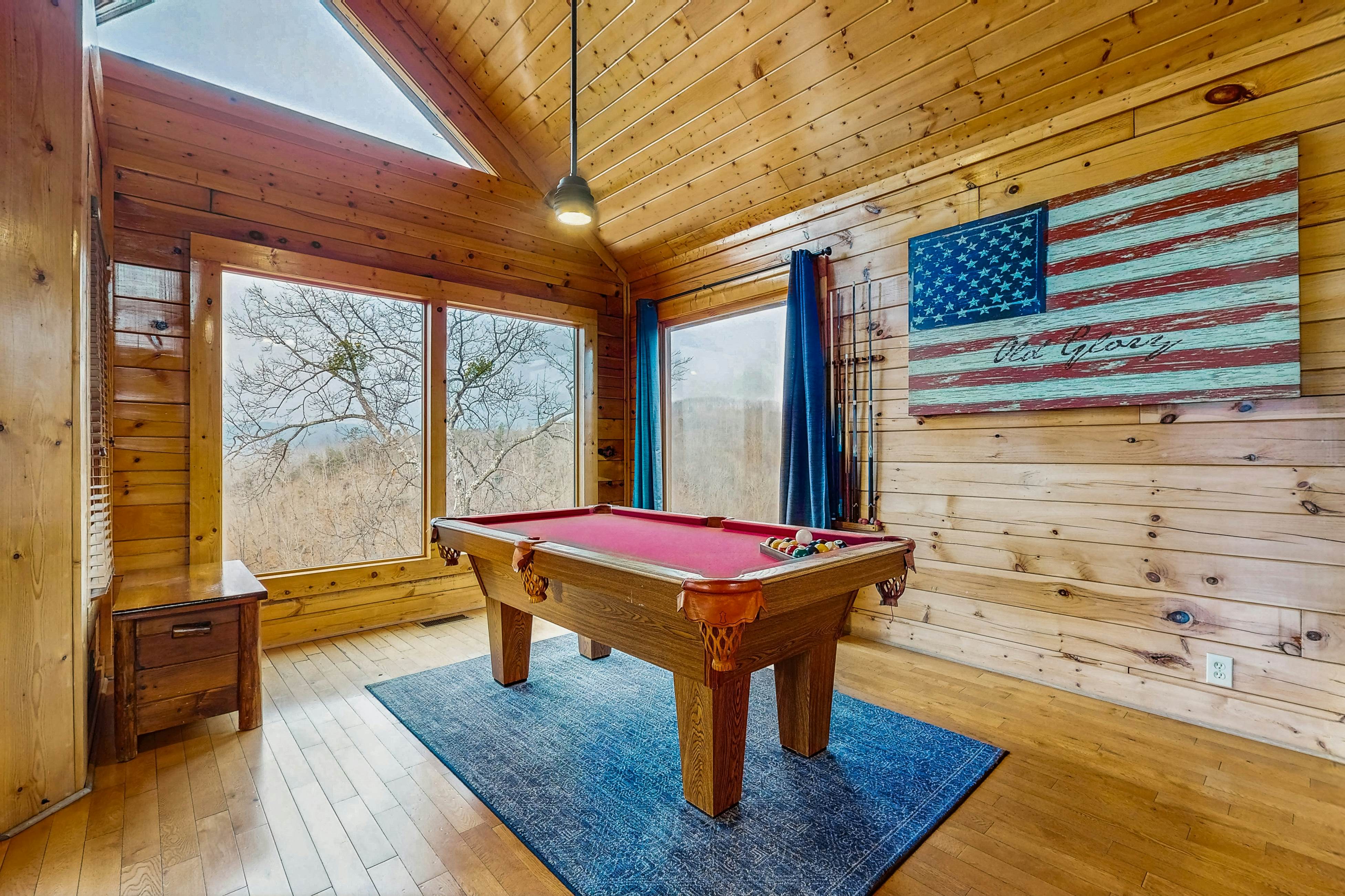 Lovely cabin with hot tub, mountain views, pool access + Free Attraction Tickets