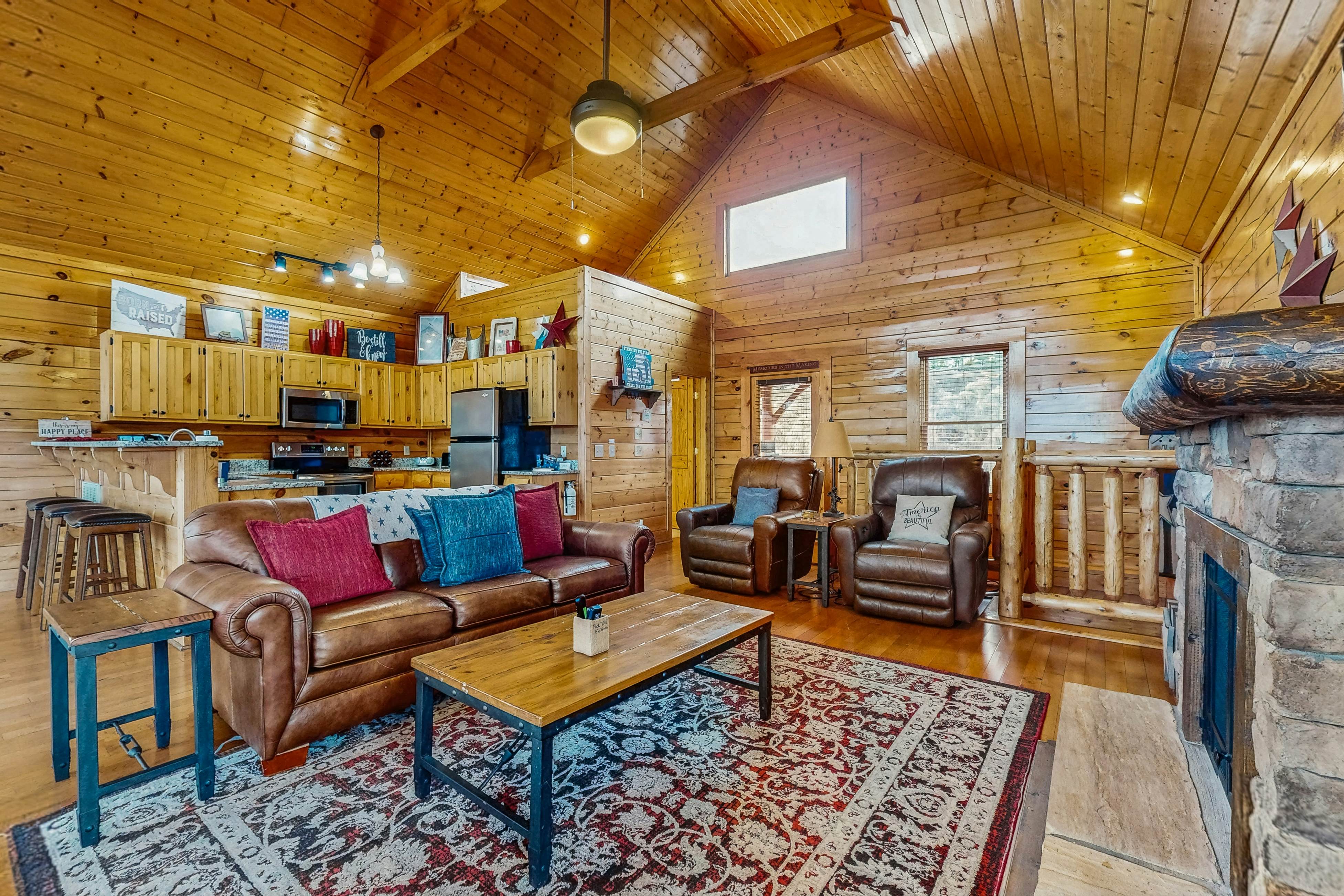 Lovely cabin with hot tub, mountain views, pool access + Free Attraction Tickets