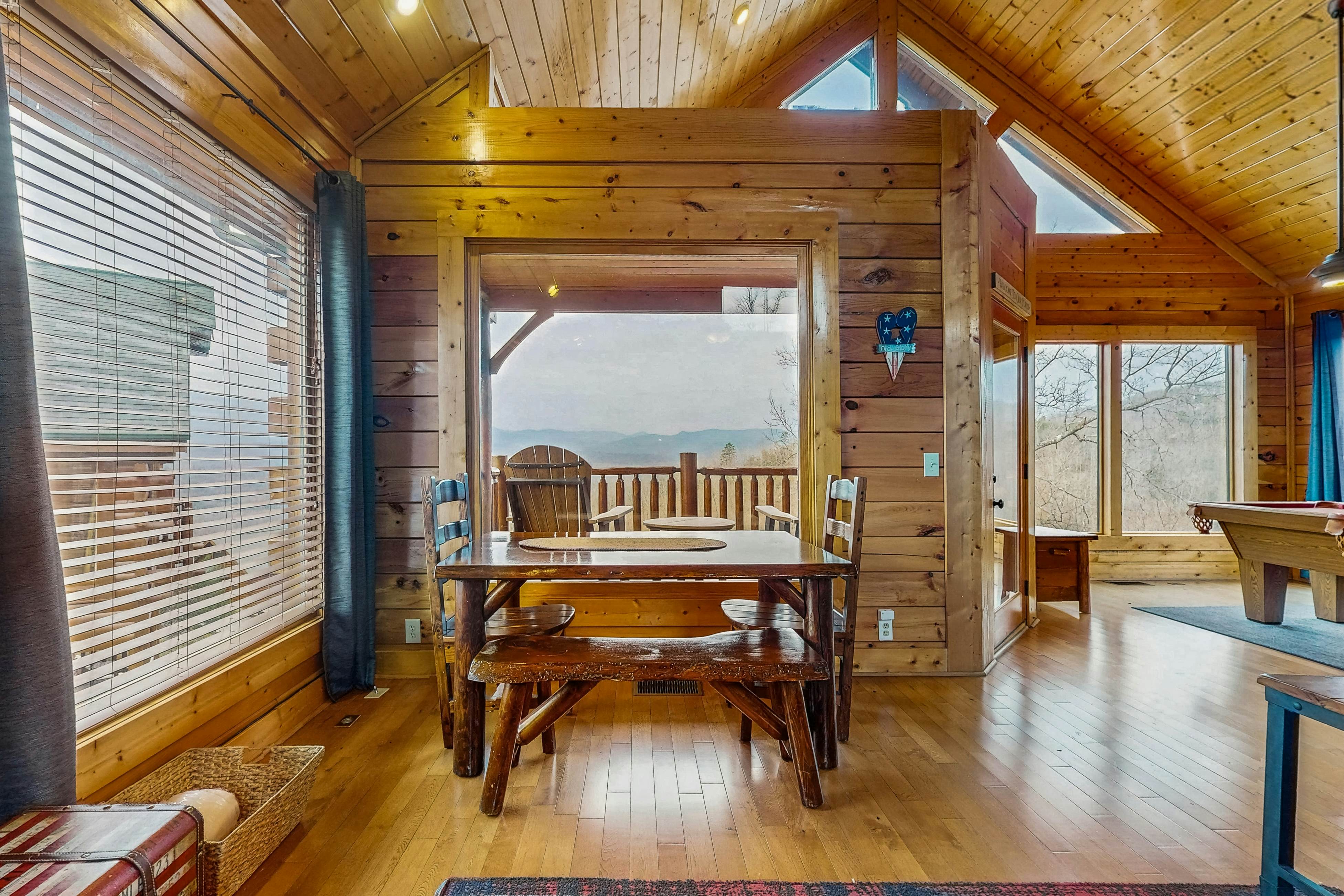 Lovely cabin with hot tub, mountain views, pool access + Free Attraction Tickets