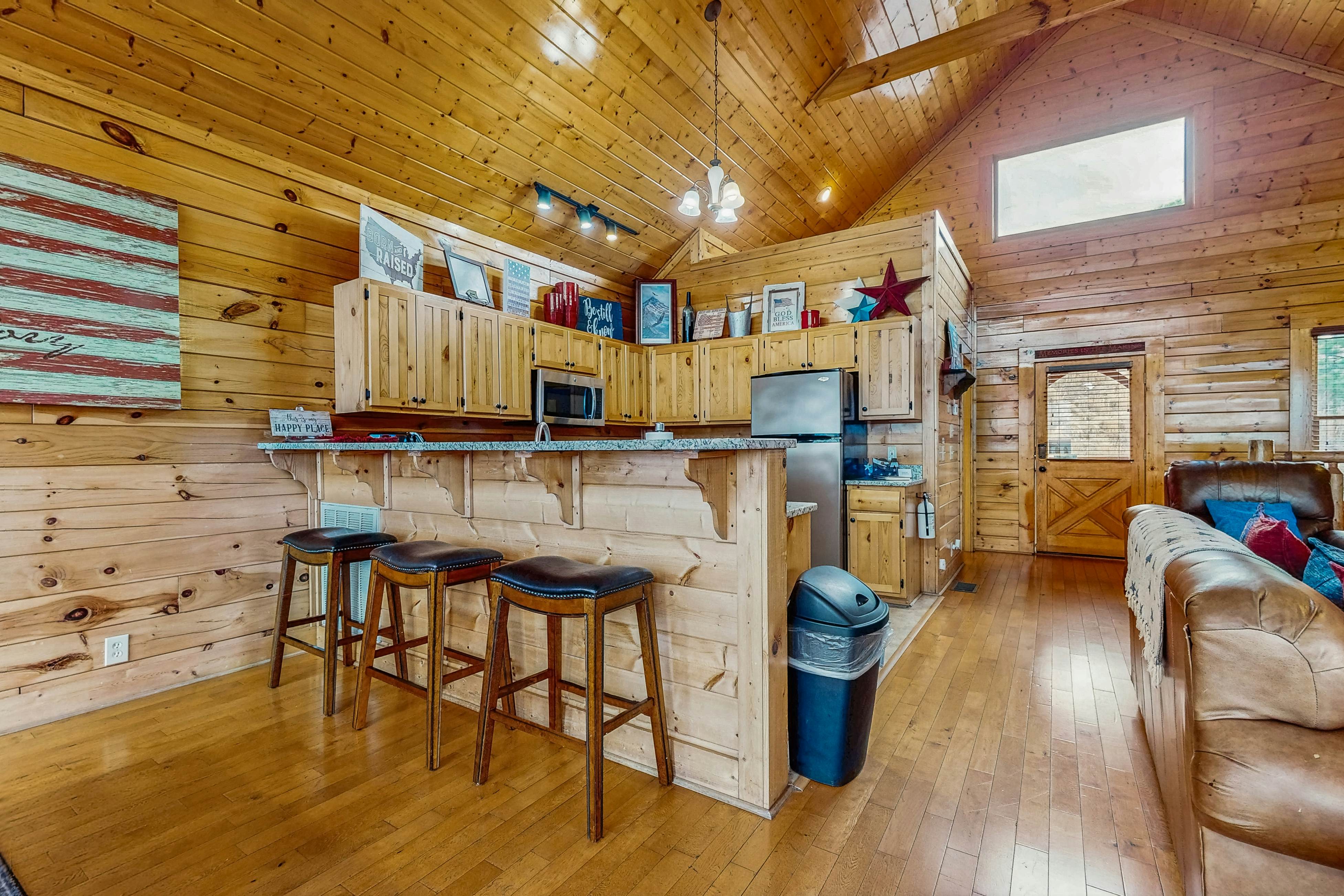 Lovely cabin with hot tub, mountain views, pool access + Free Attraction Tickets