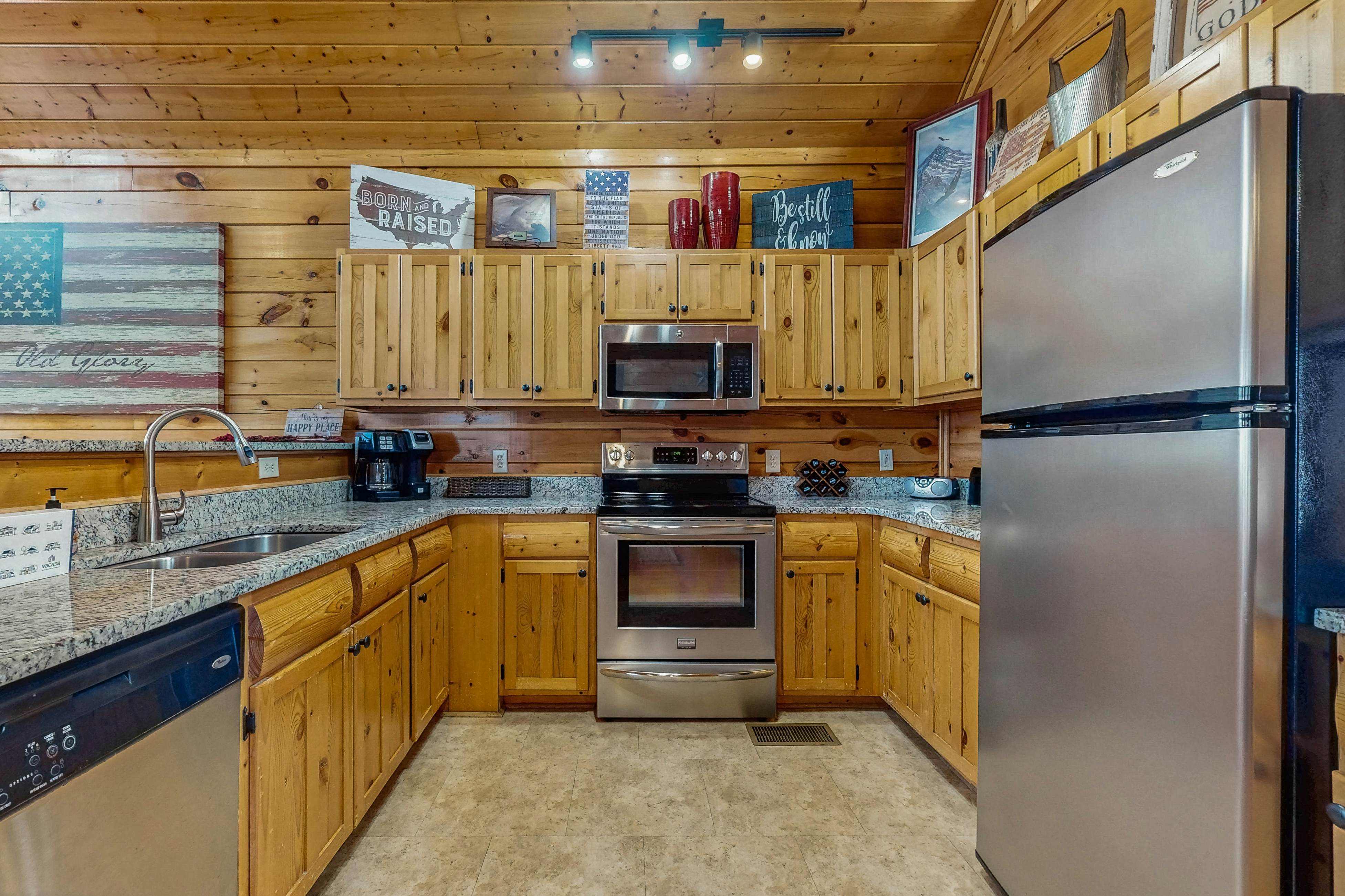 Lovely cabin with hot tub, mountain views, pool access + Free Attraction Tickets