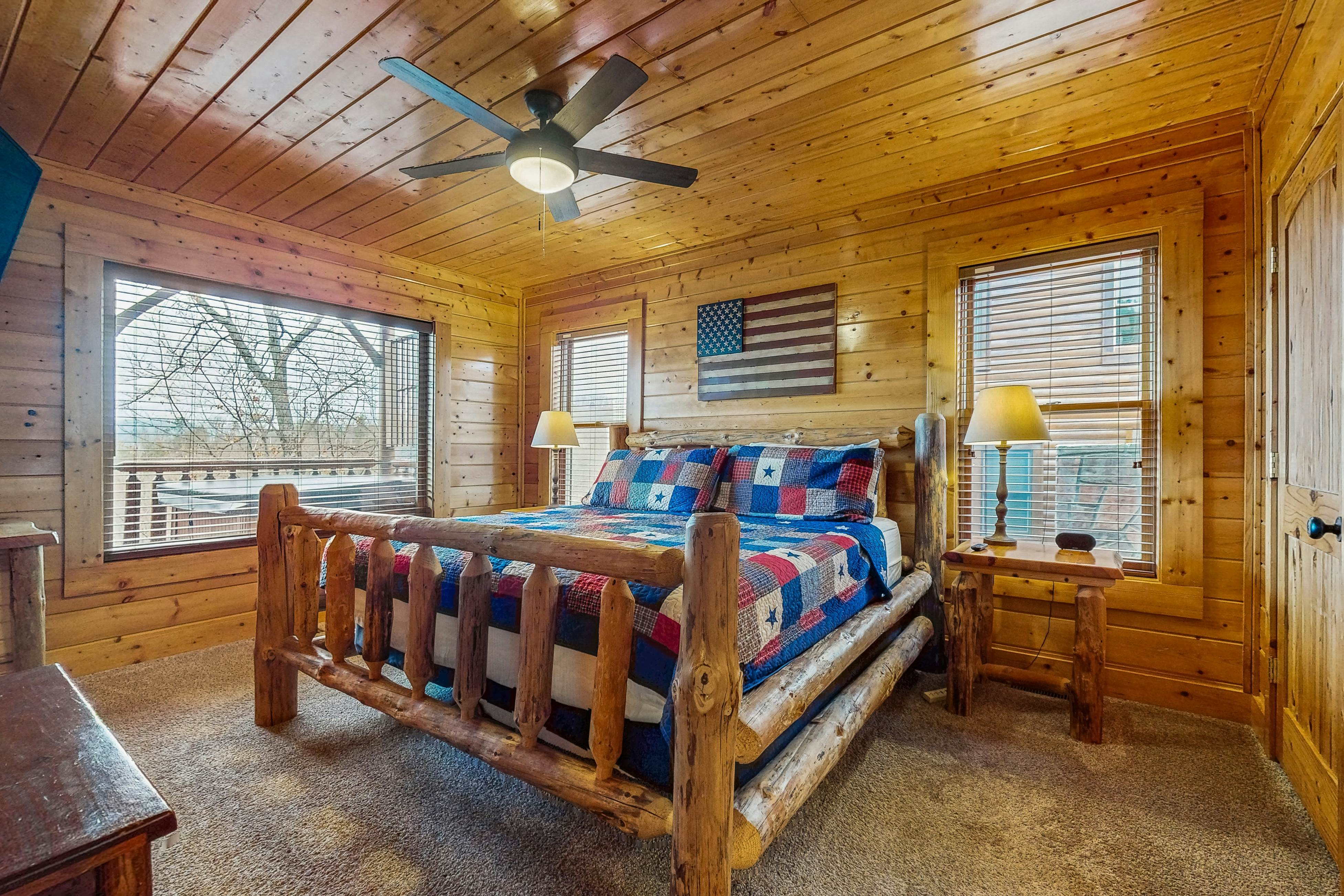 Lovely cabin with hot tub, mountain views, pool access + Free Attraction Tickets