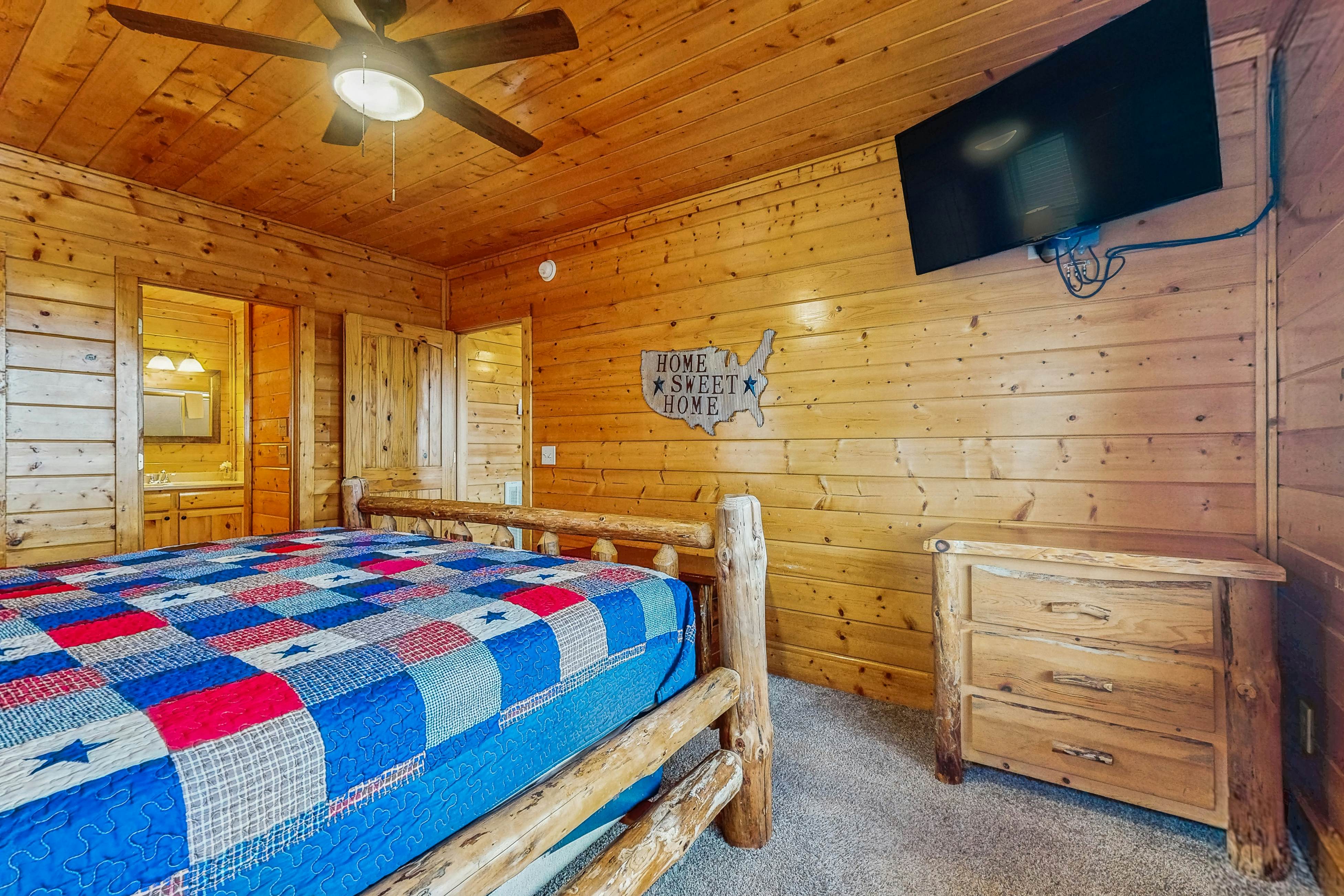 Lovely cabin with hot tub, mountain views, pool access + Free Attraction Tickets