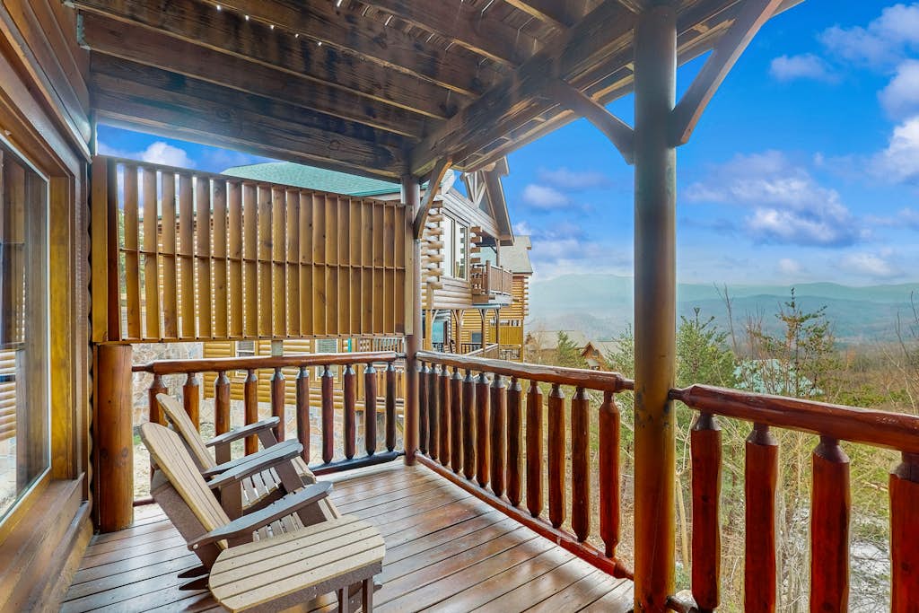 🏞️ 𝗟𝗲𝗴𝗮𝗰𝘆 𝗠𝗼𝘂𝗻𝘁𝗮𝗶𝗻 𝗥𝗲𝘀𝗼𝗿𝘁 𝗢𝗹𝗱 𝗚𝗹𝗼𝗿𝘆
Relax in this charming Smoky Mountain cabin in Sevierville, TN. Perfect for families or couples. Sleeps 6 with a king bed, cozy fireplace, hot tub, sauna, game room, and stunning mountain views. Enjoy pool access, fitness center, WiFi, full kitchen, and easy access to Pigeon Forge, Gatlinburg, Dollywood, ziplining, and hiking. Ideal Smoky Mountain getaway!