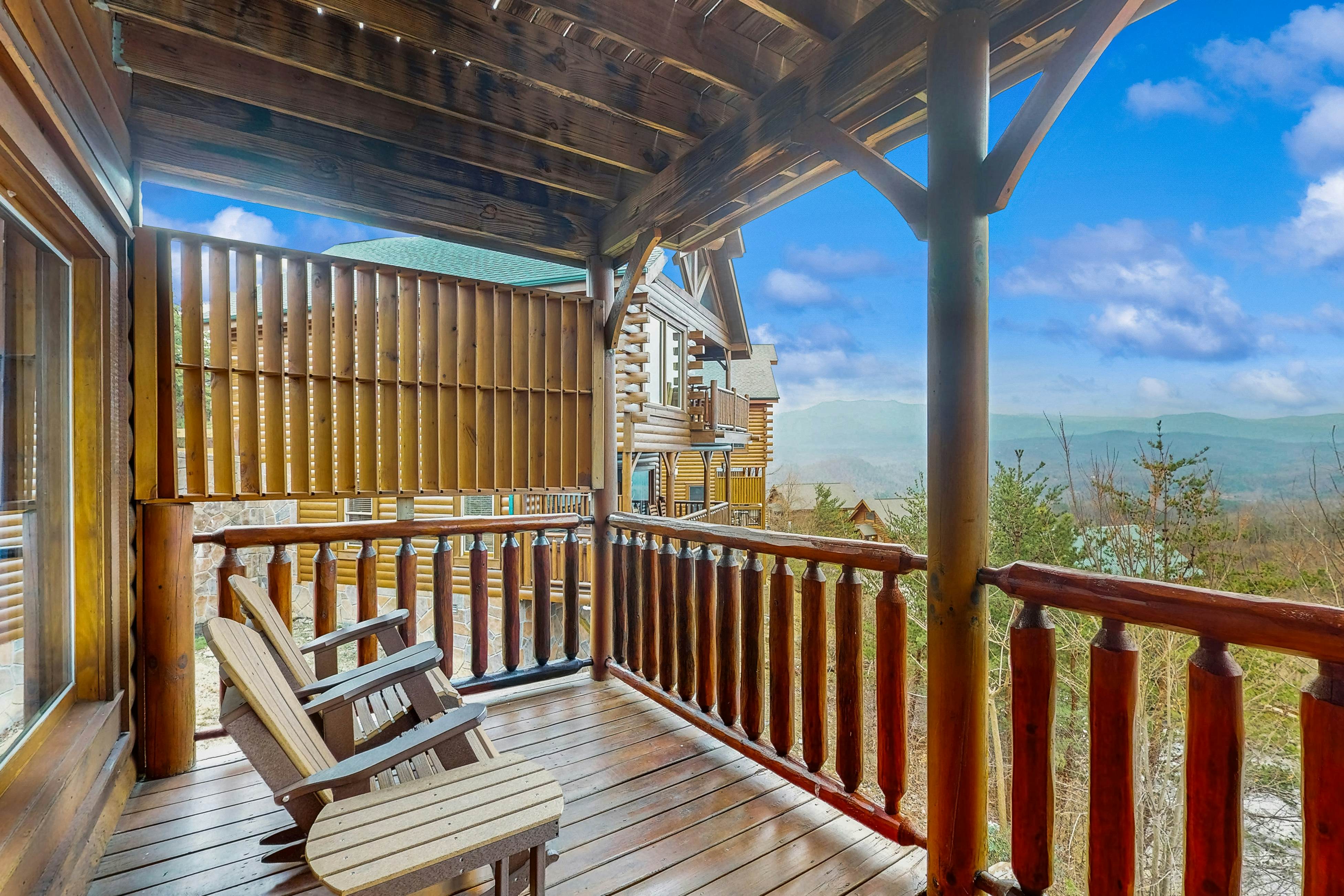 Lovely cabin with hot tub, mountain views, pool access + Free Attraction Tickets