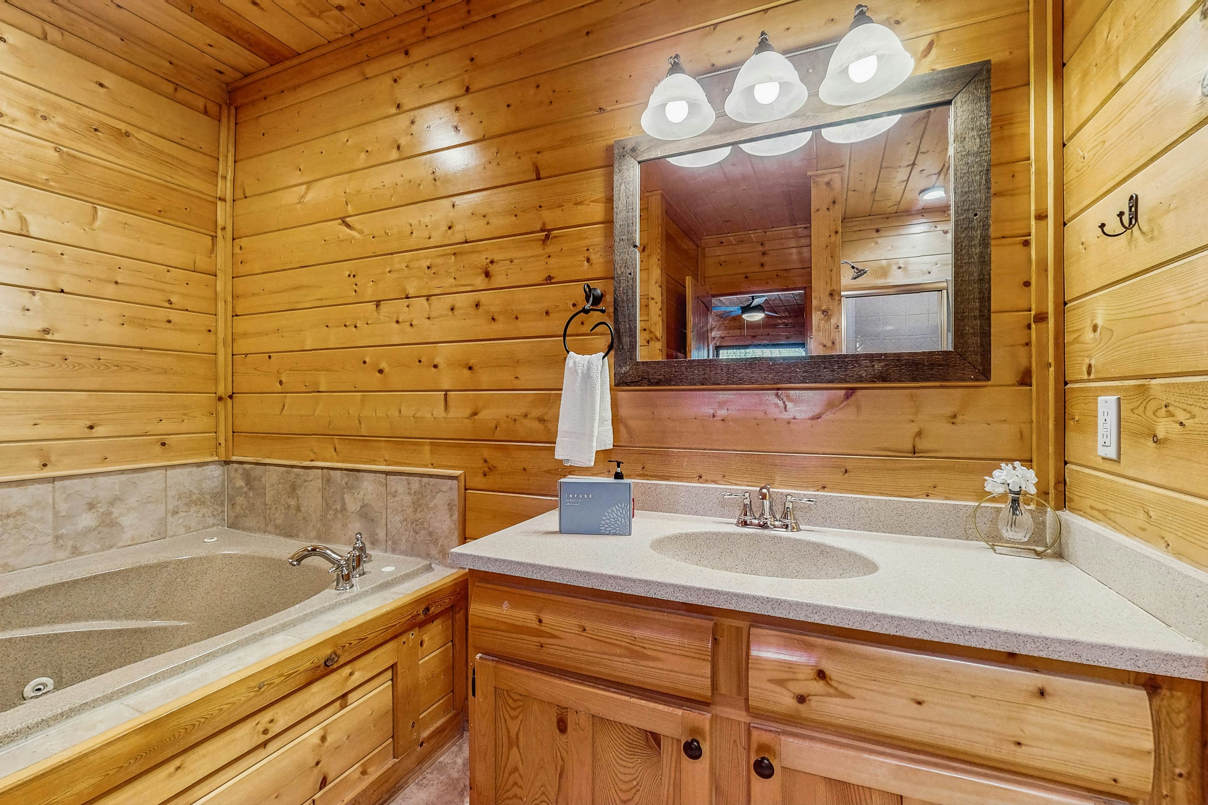 Lovely cabin with hot tub, mountain views, pool access + Free Attraction Tickets