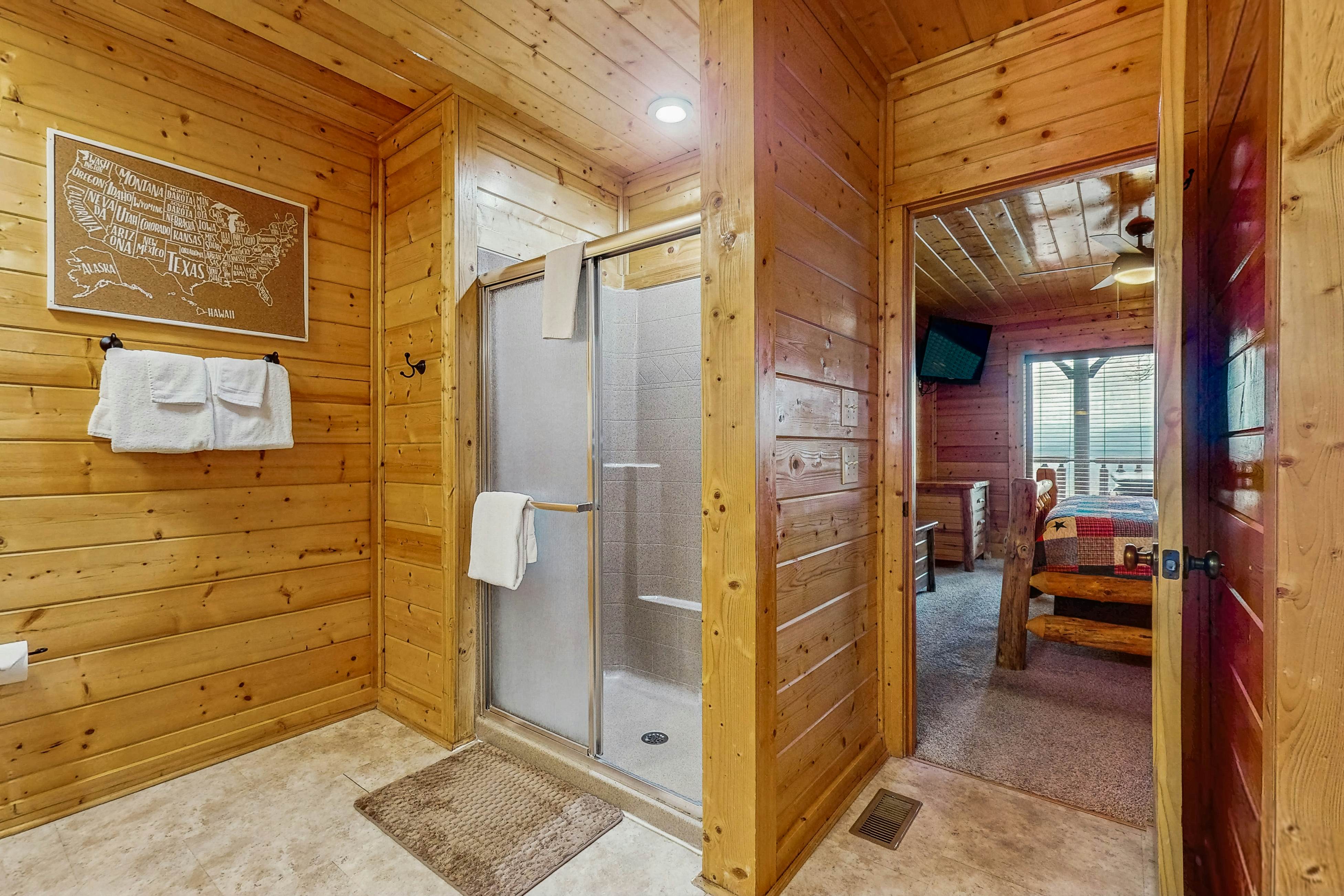 Lovely cabin with hot tub, mountain views, pool access + Free Attraction Tickets