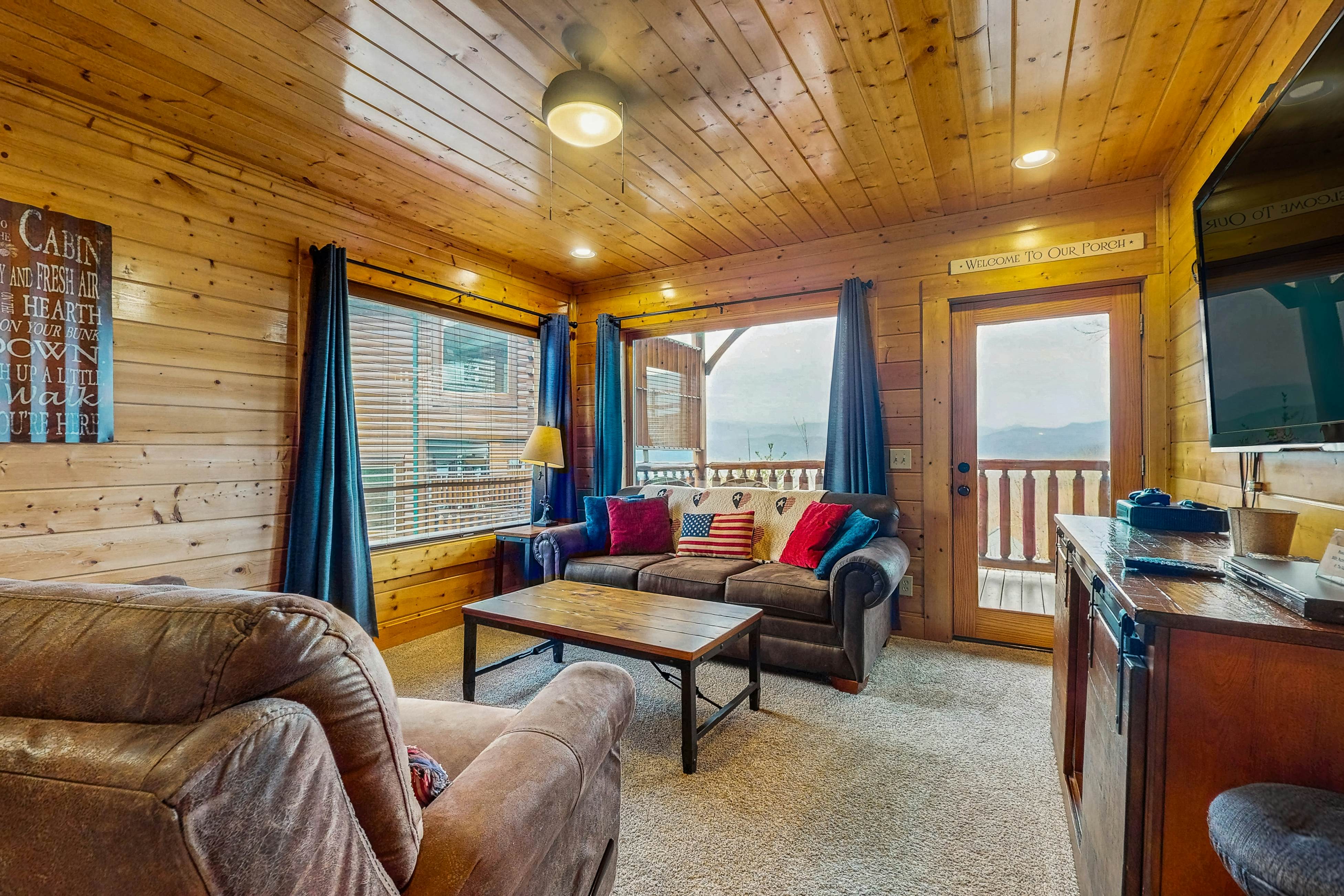 Lovely cabin with hot tub, mountain views, pool access + Free Attraction Tickets