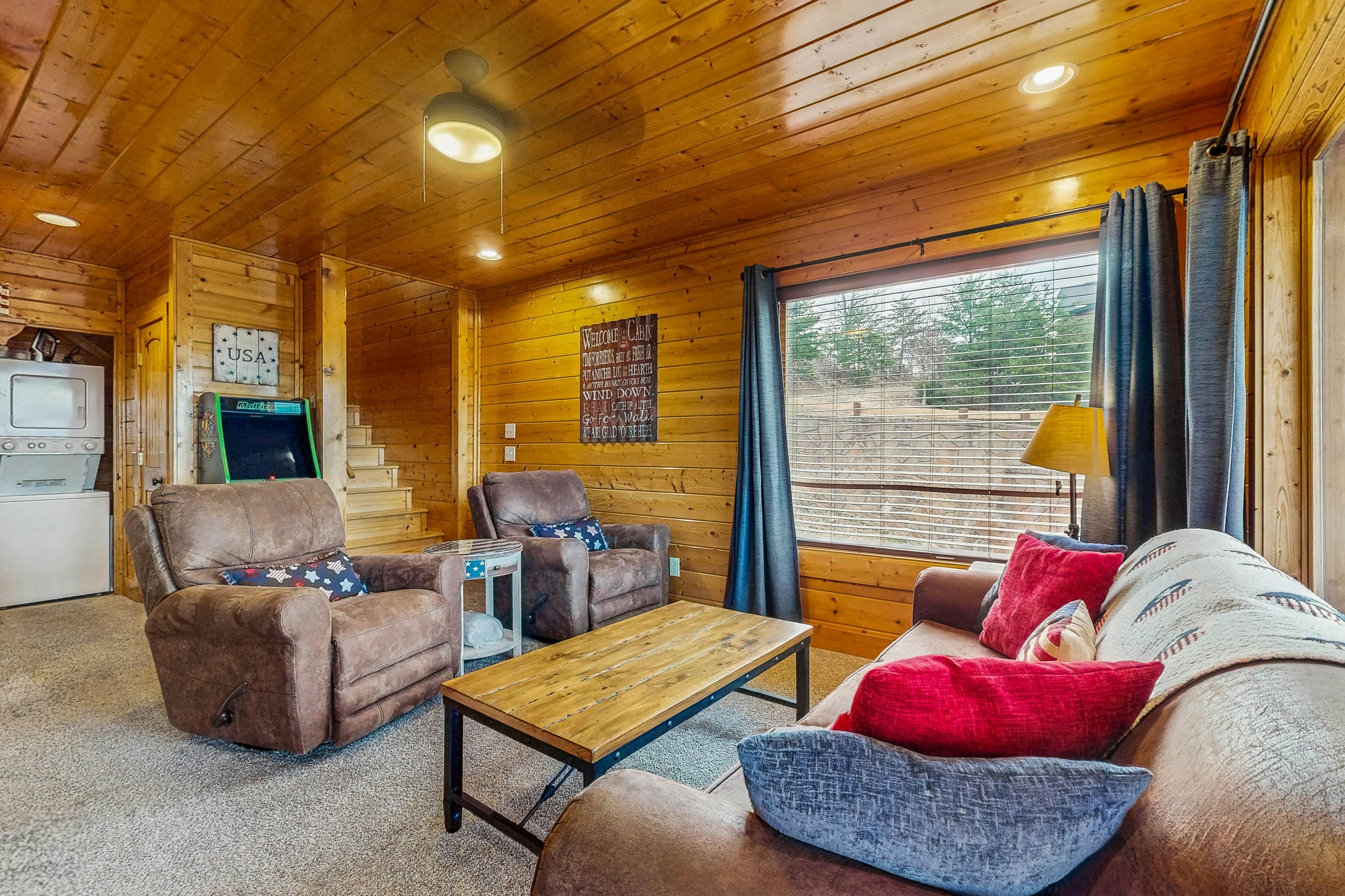 Lovely cabin with hot tub, mountain views, pool access + Free Attraction Tickets
