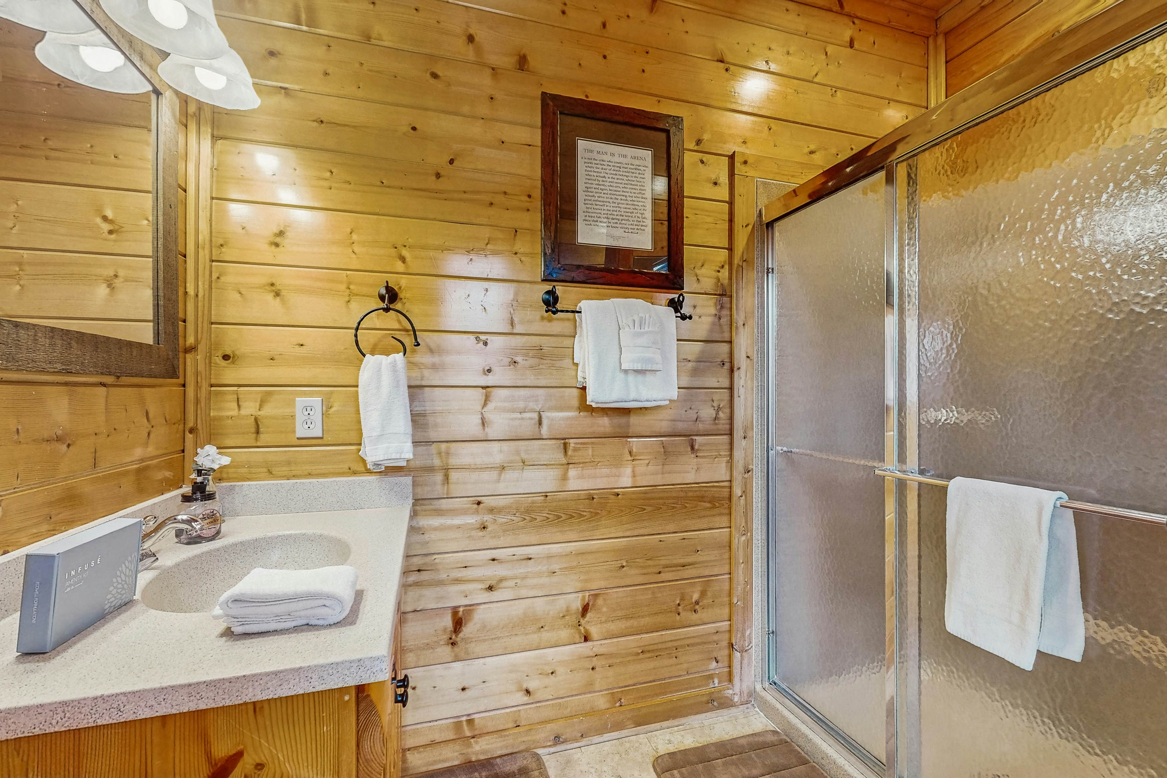 Lovely cabin with hot tub, mountain views, pool access + Free Attraction Tickets