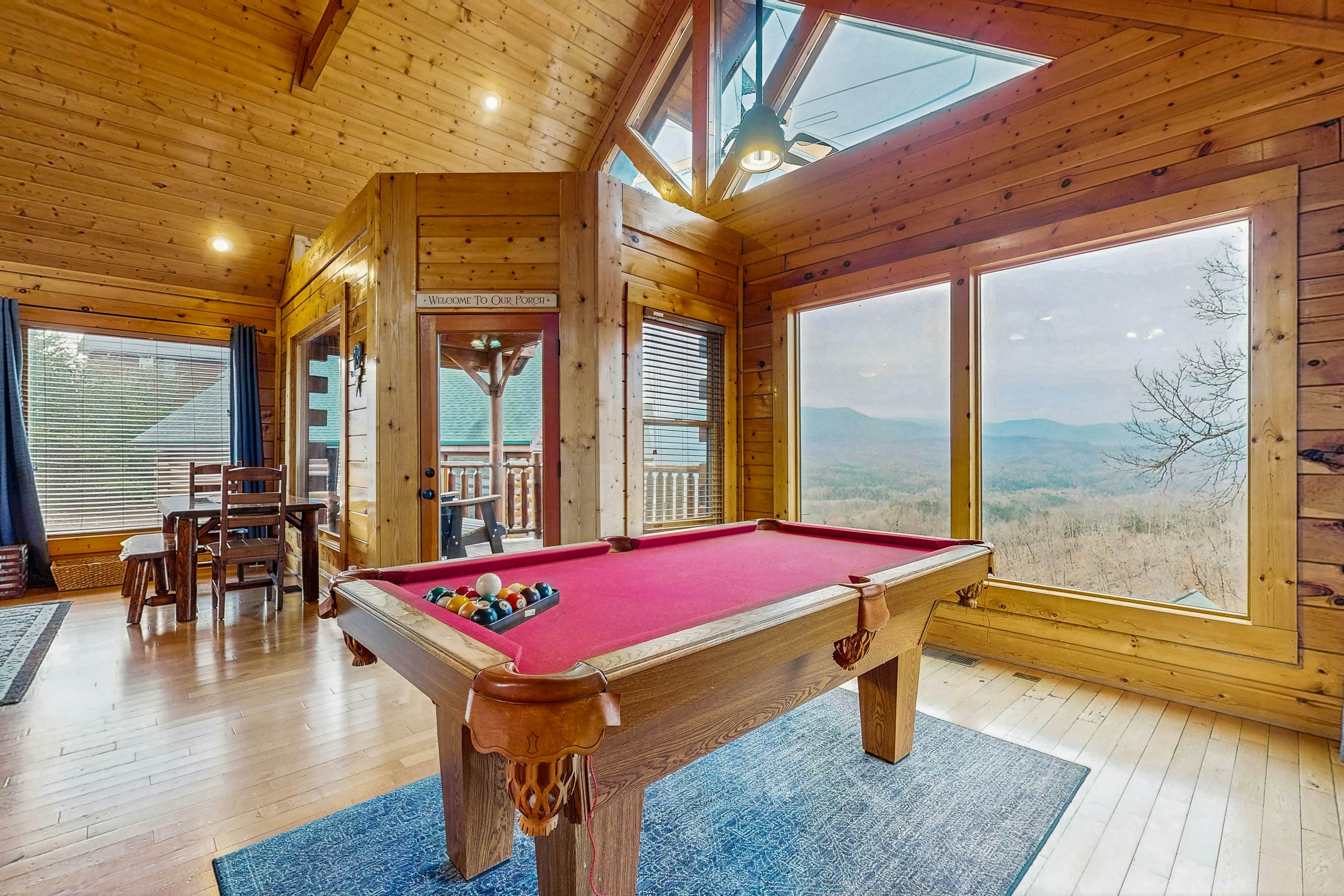 Lovely cabin with hot tub, mountain views, pool access + Free Attraction Tickets