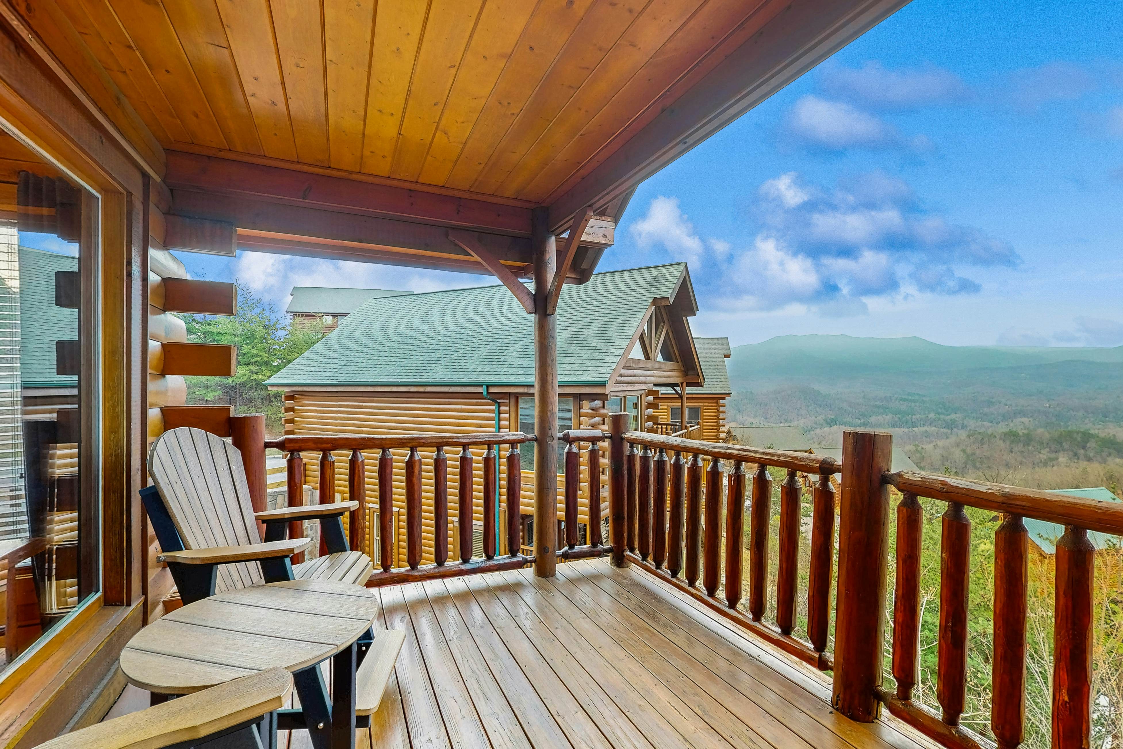 Lovely cabin with hot tub, mountain views, pool access + Free Attraction Tickets