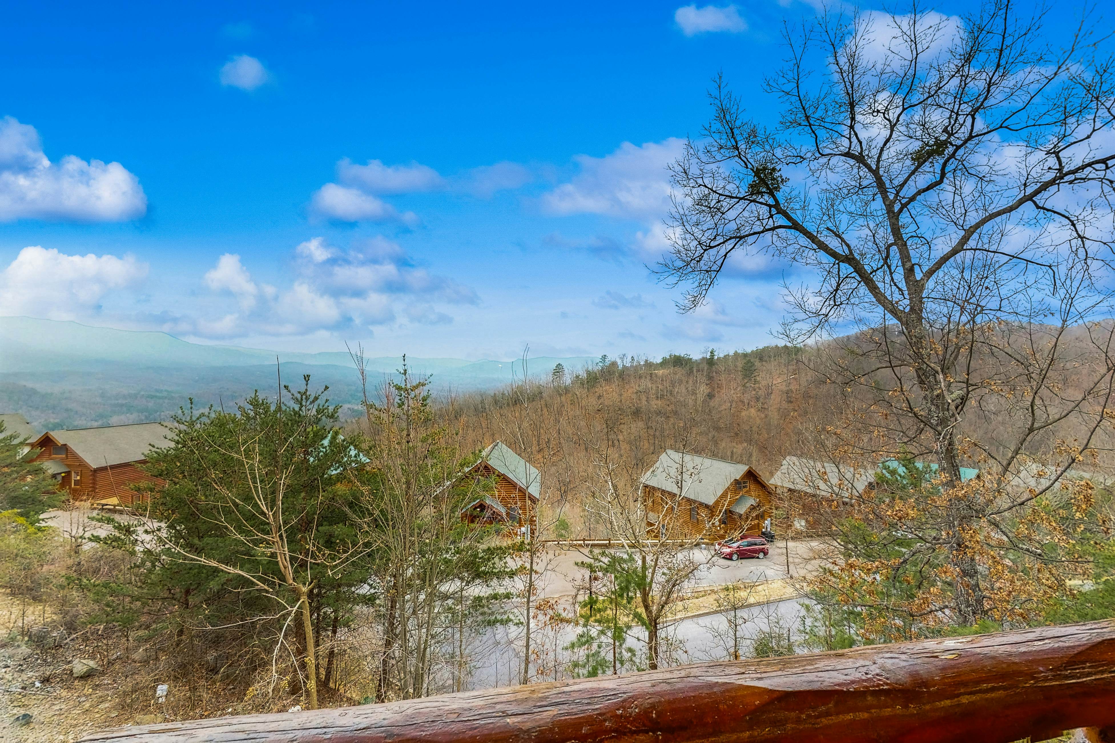 Lovely cabin with hot tub, mountain views, pool access + Free Attraction Tickets