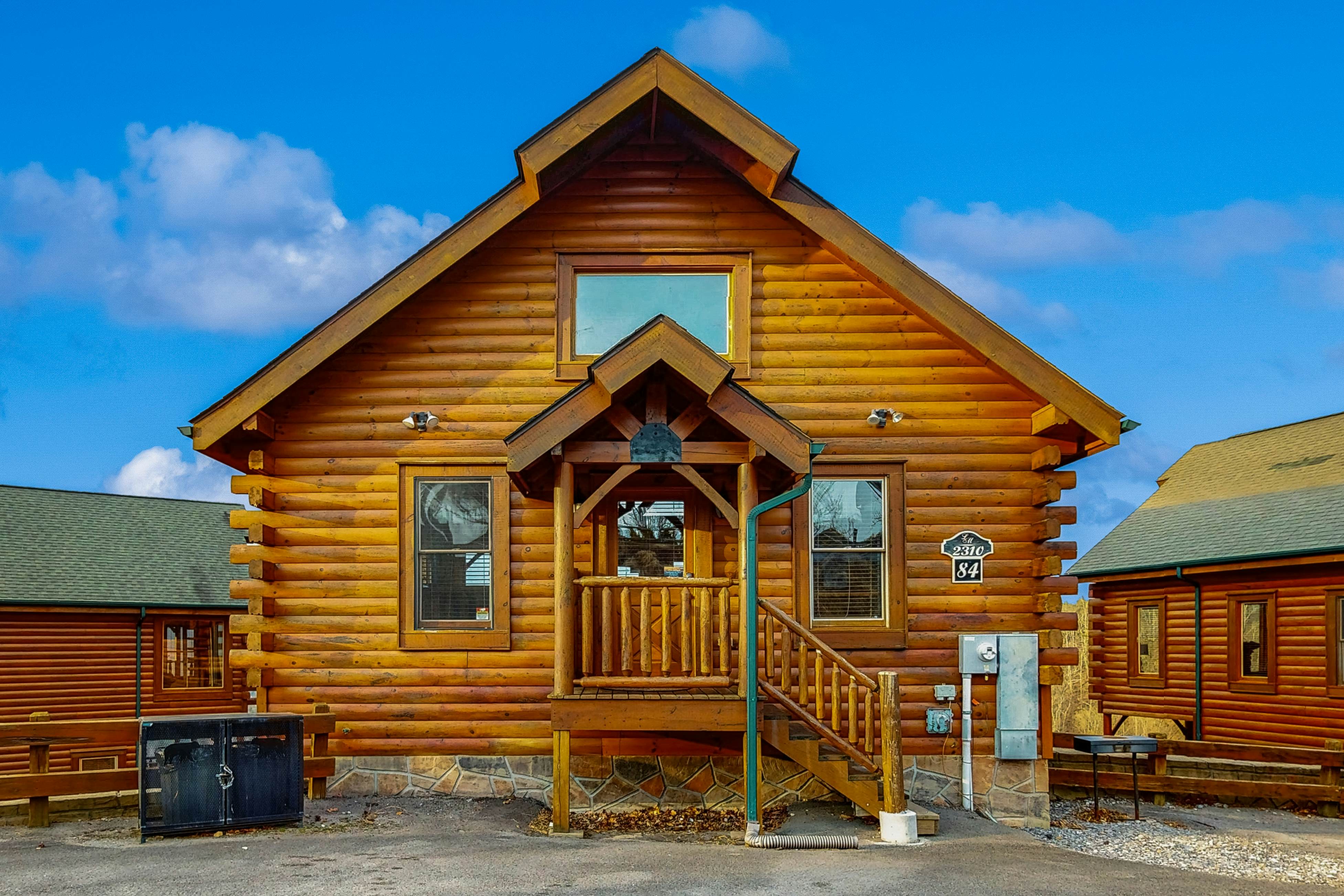 Lovely cabin with hot tub, mountain views, pool access + Free Attraction Tickets