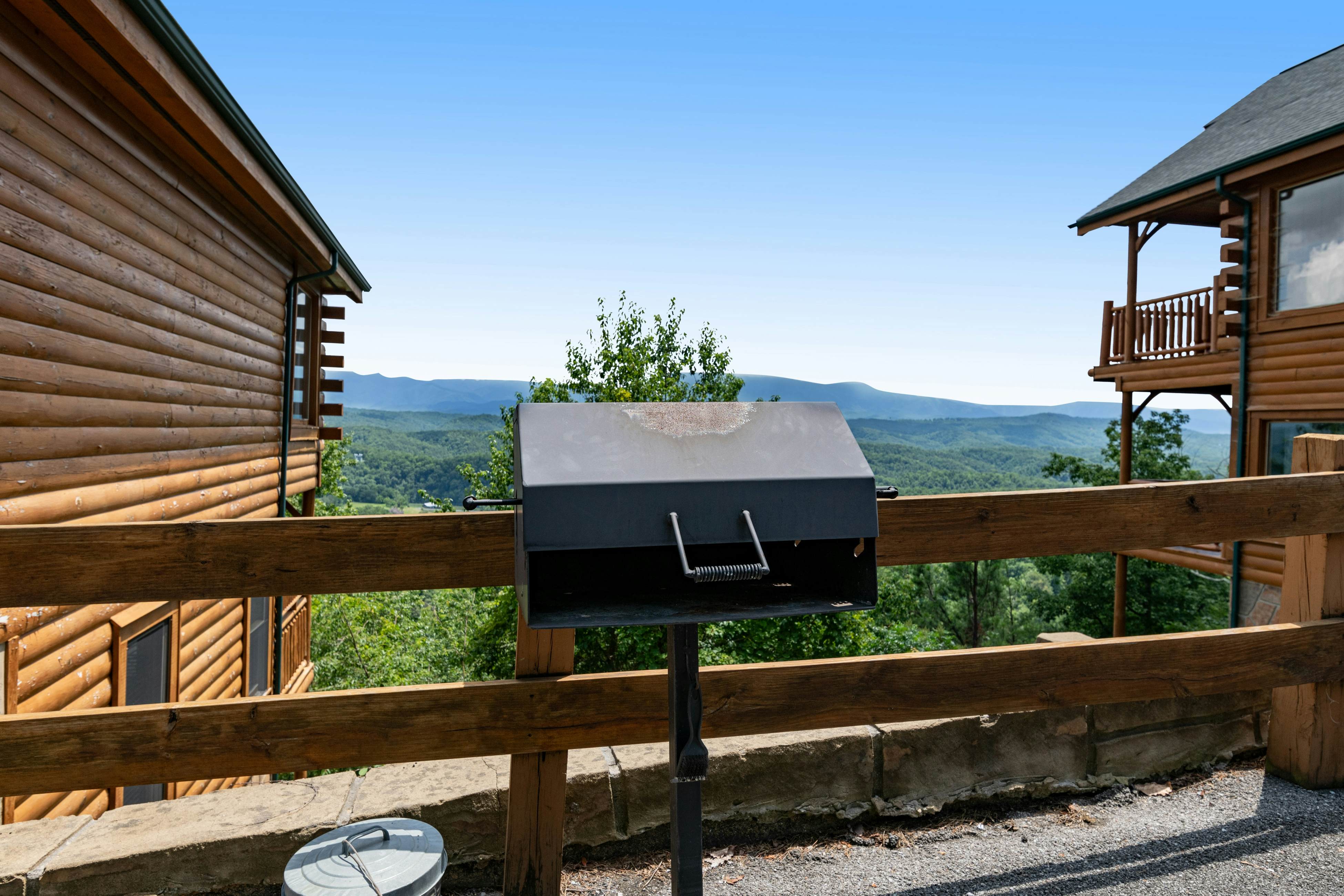Lovely cabin with hot tub, mountain views, pool access + Free Attraction Tickets