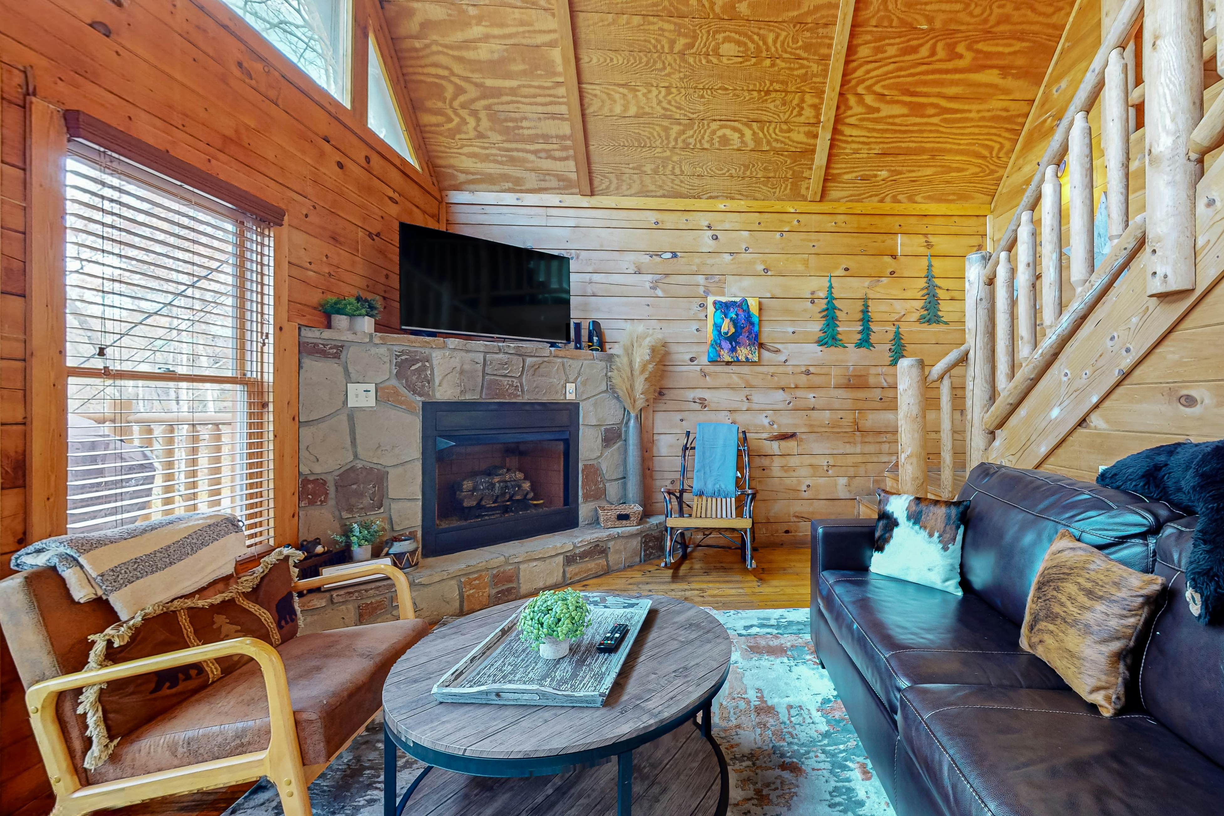 Woodland cabin w/arcade game, fireplace, gas grill, & free attraction tickets