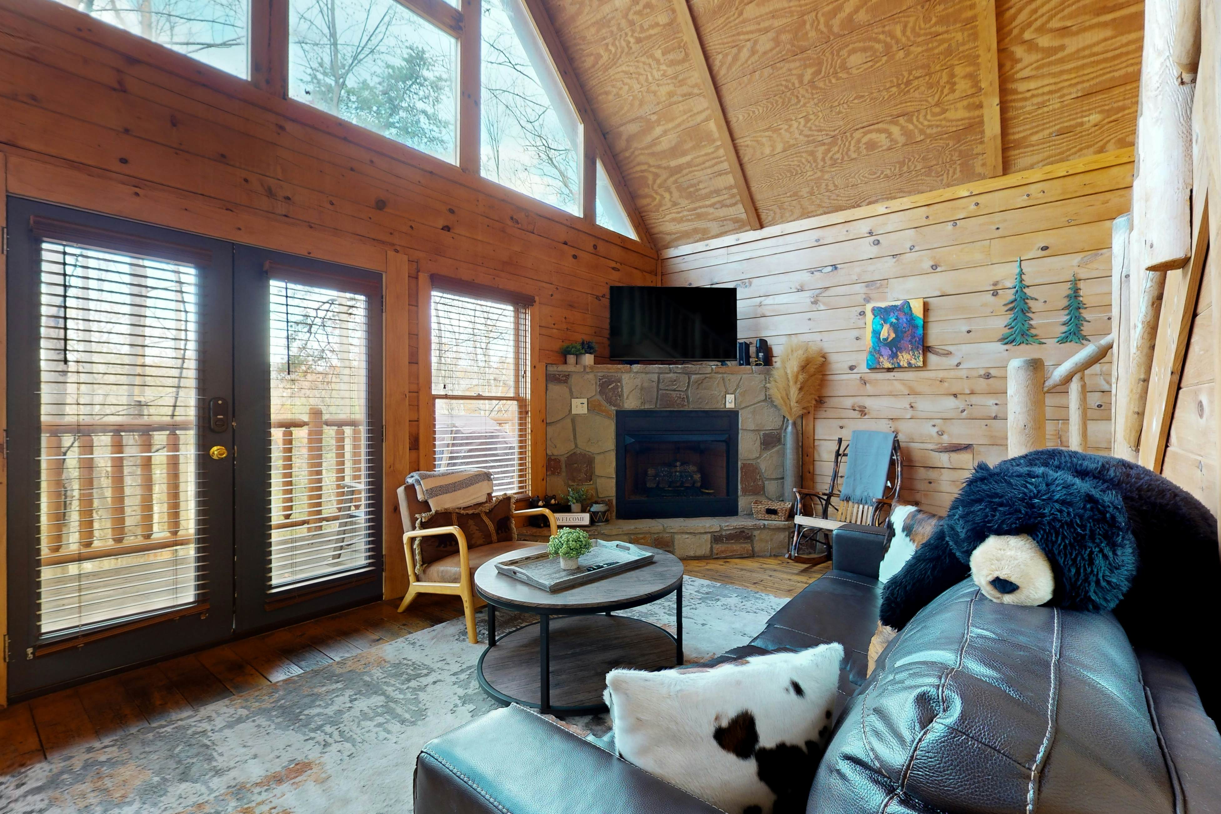 Woodland cabin w/arcade game, fireplace, gas grill, & free attraction tickets