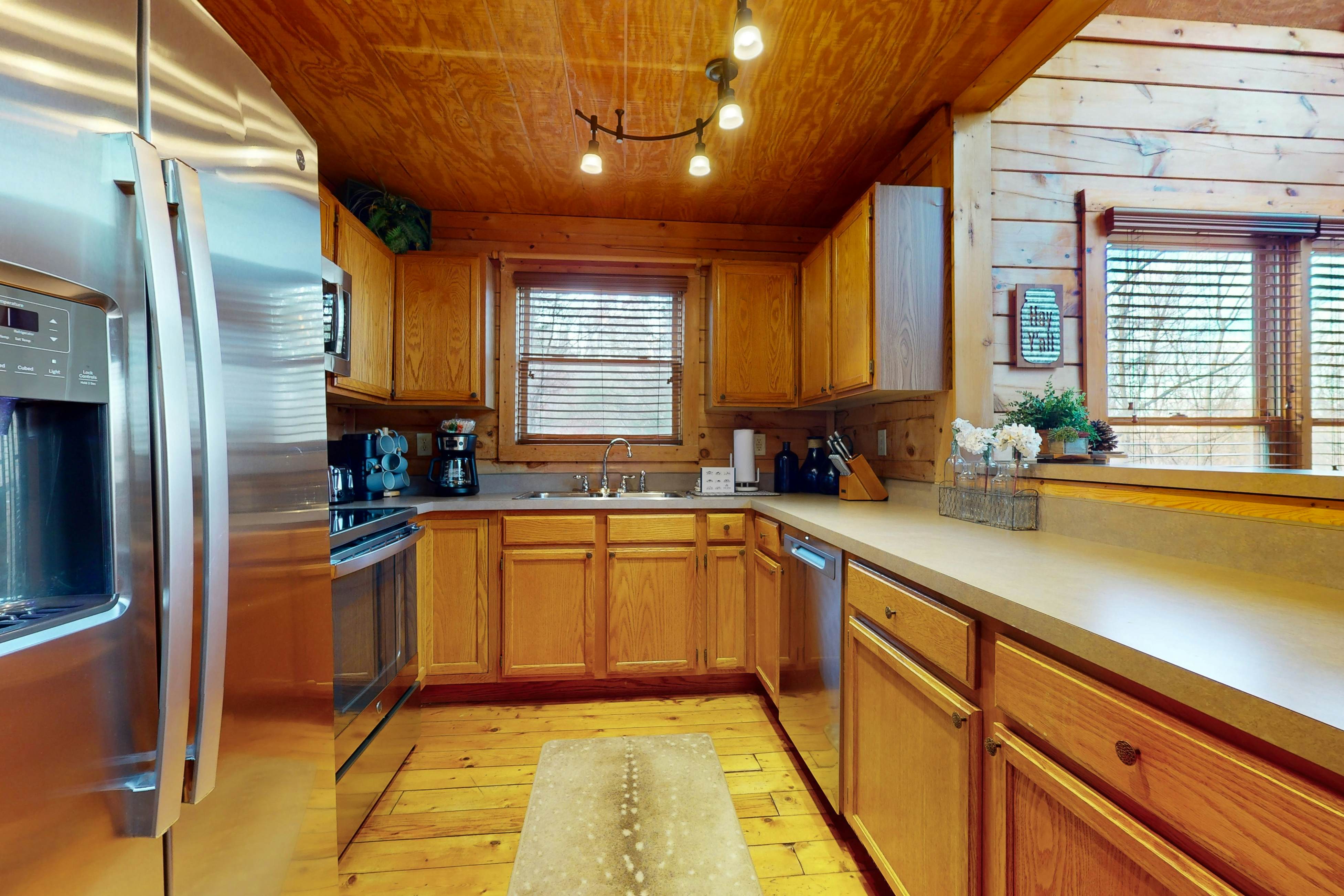 Woodland cabin w/arcade game, fireplace, gas grill, & free attraction tickets