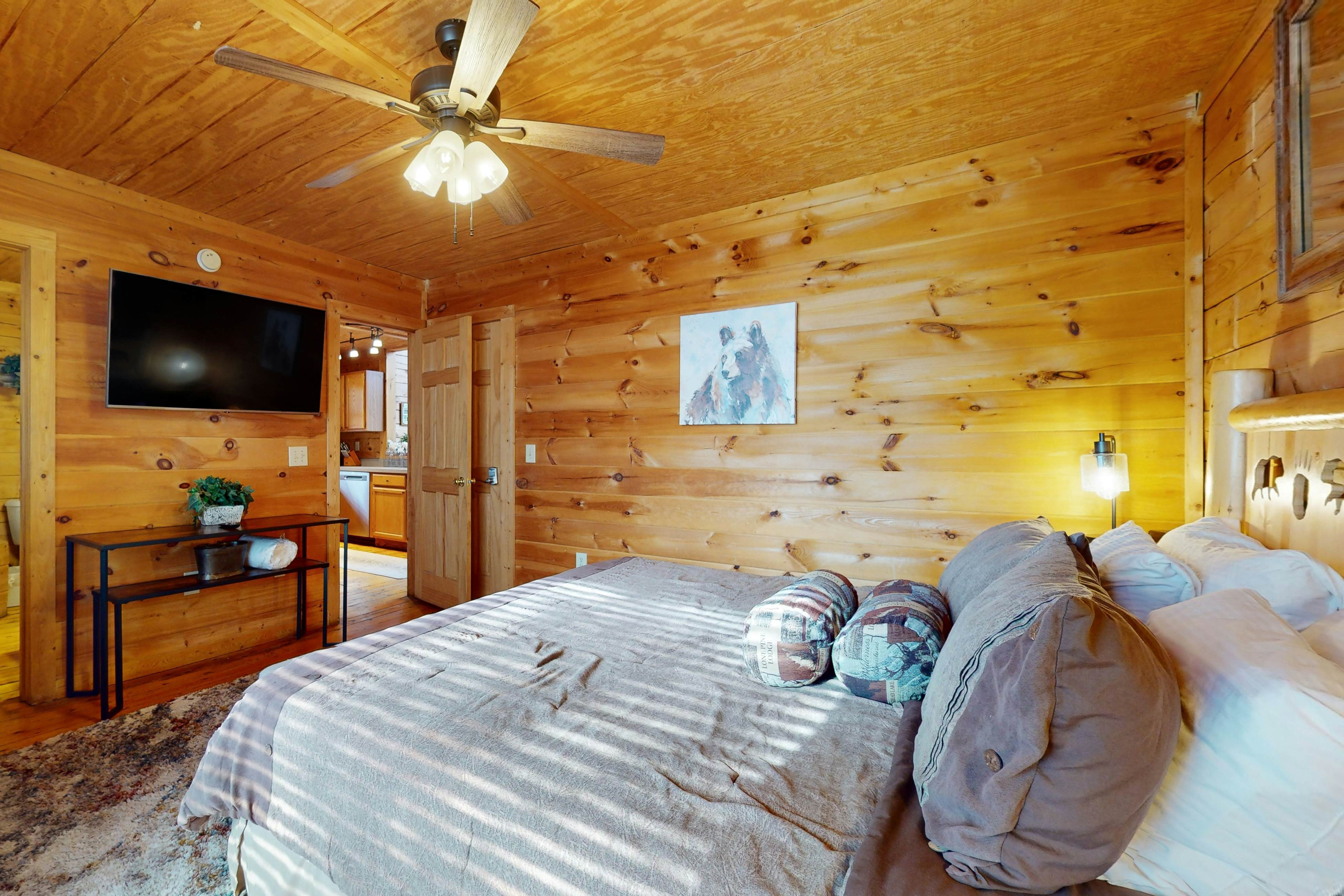 Woodland cabin w/arcade game, fireplace, gas grill, & free attraction tickets