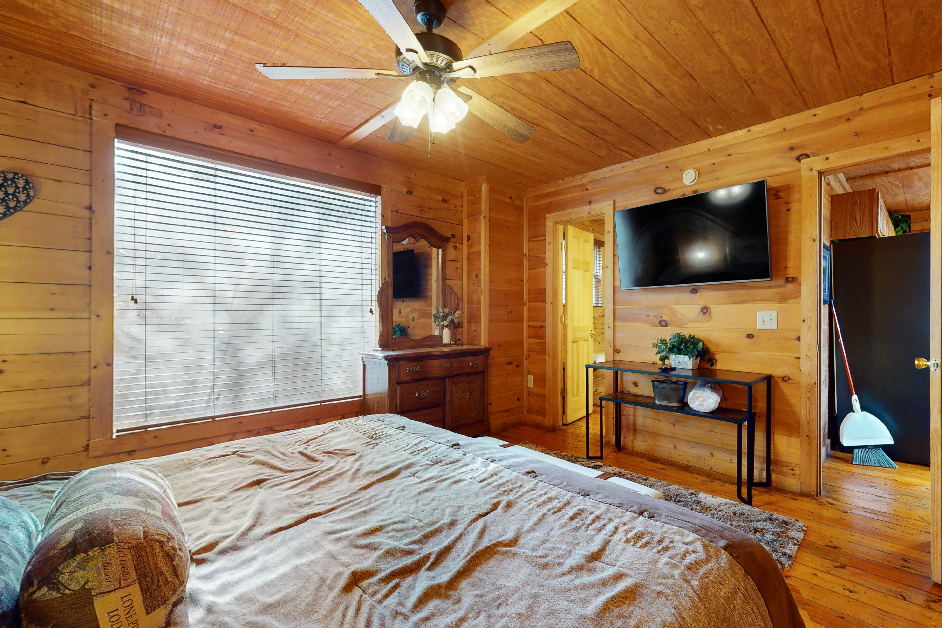Woodland cabin w/arcade game, fireplace, gas grill, & free attraction tickets