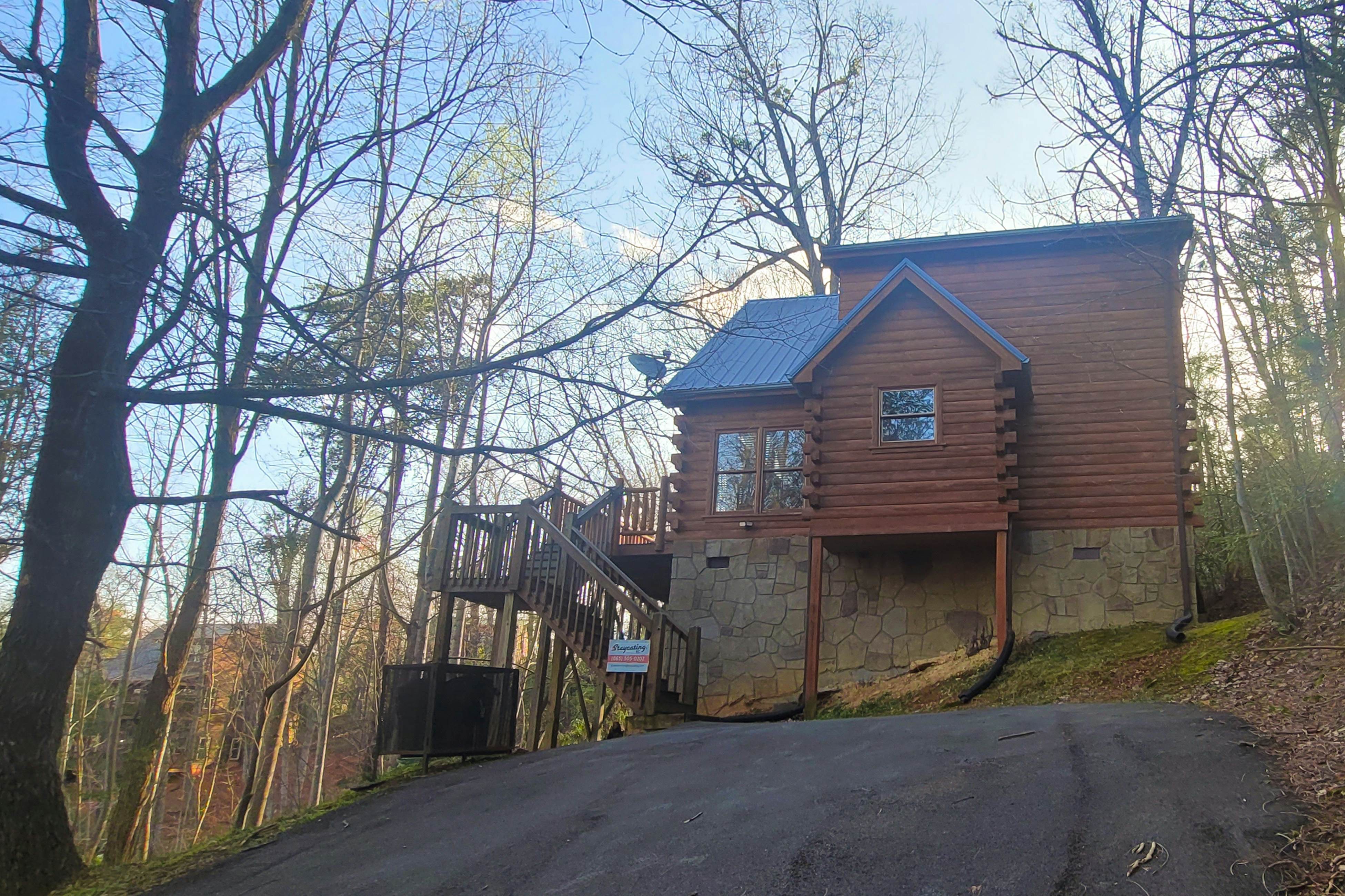 Woodland cabin w/arcade game, fireplace, gas grill, & free attraction tickets