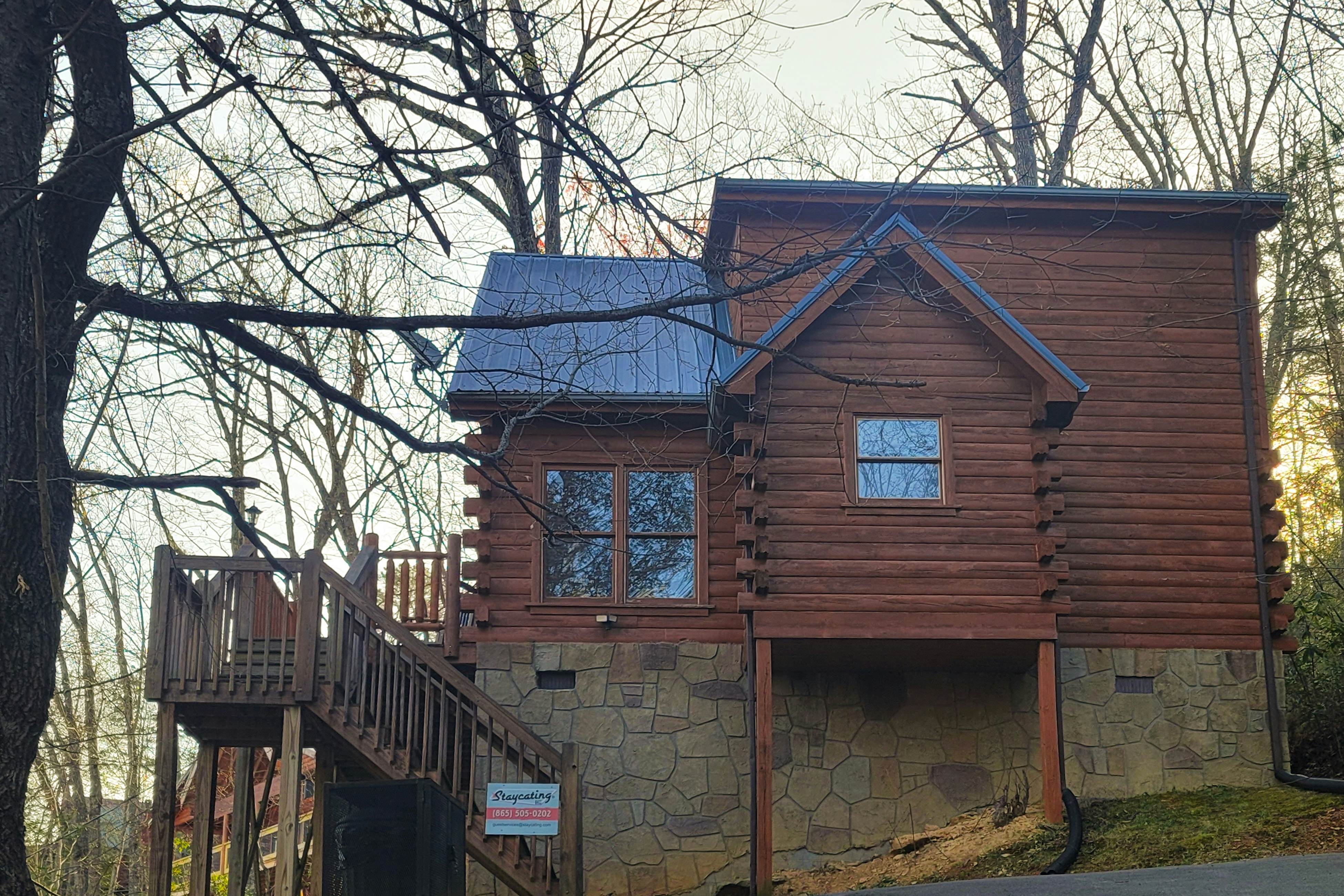 Woodland cabin w/arcade game, fireplace, gas grill, & free attraction tickets