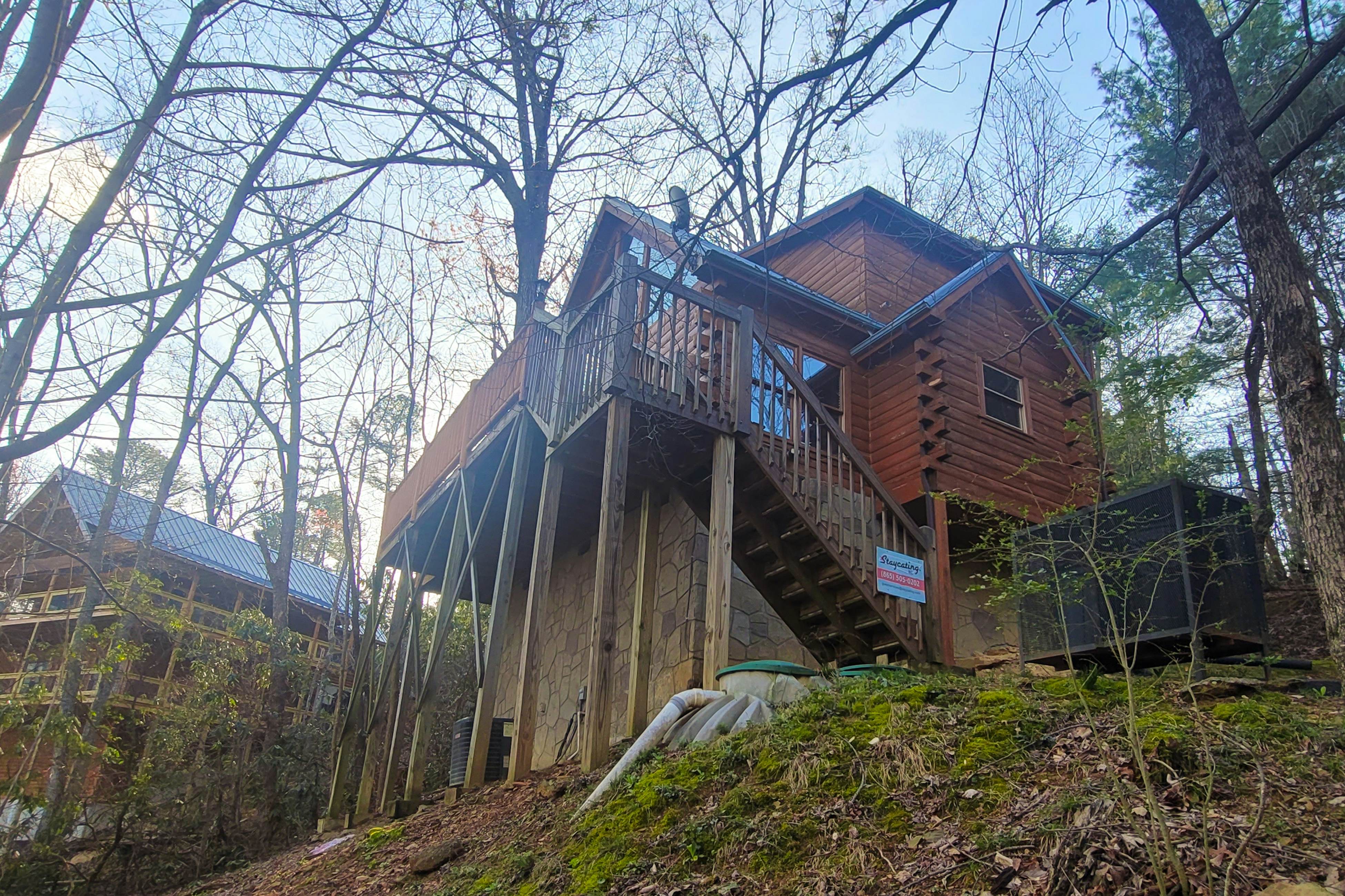 Woodland cabin w/arcade game, fireplace, gas grill, & free attraction tickets