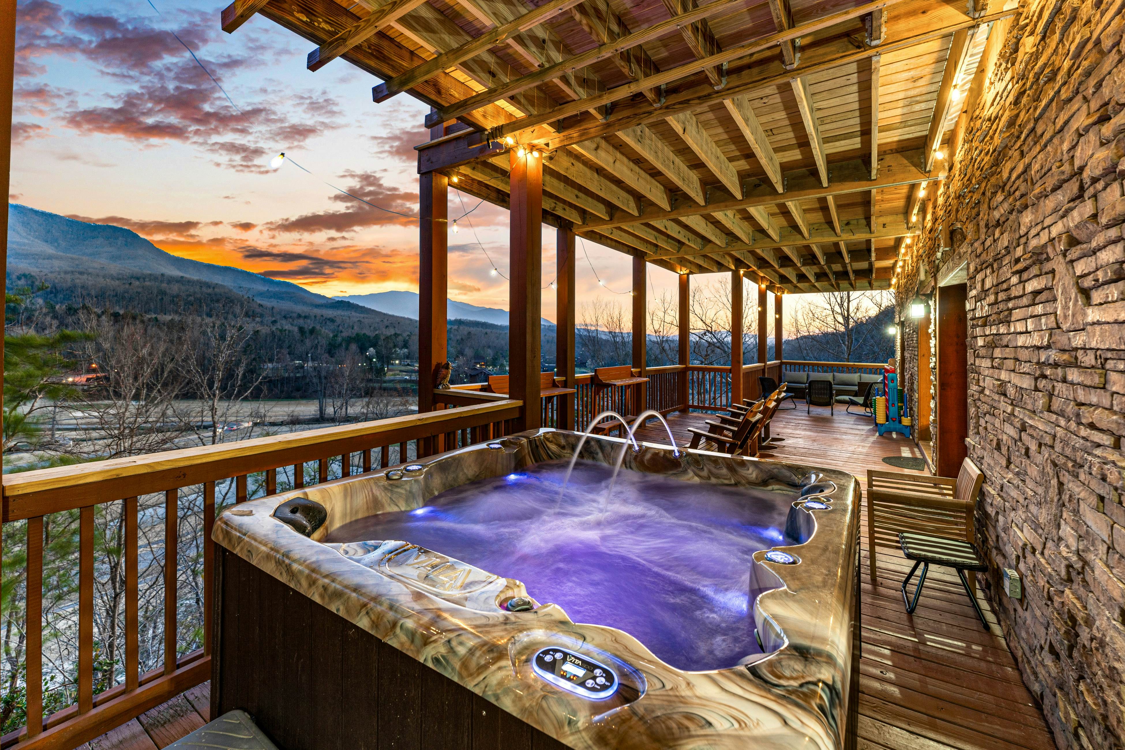4-Story Cabin, Sleeps 22・Hot Tub・Game/Theater room