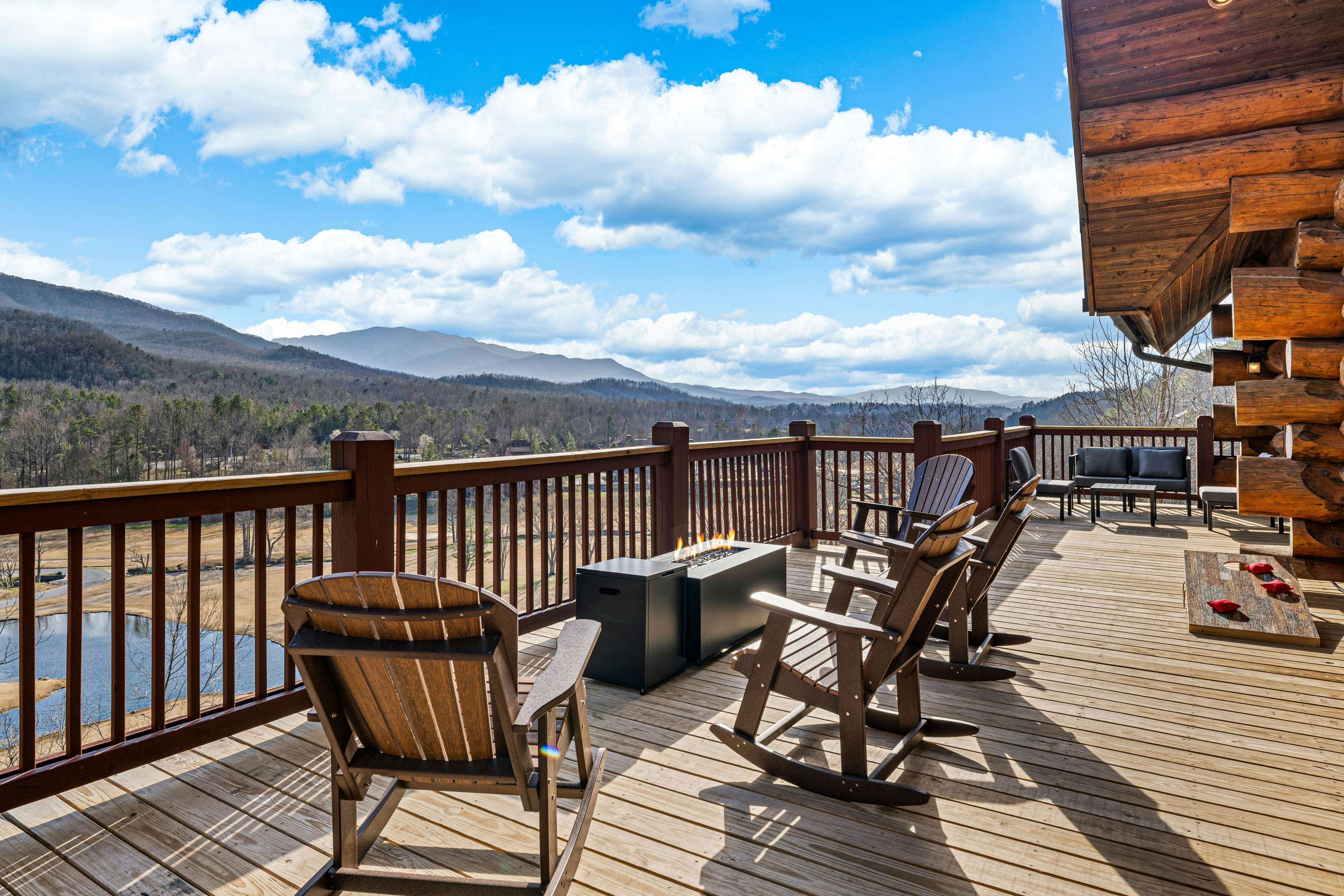 4-Story Cabin, Sleeps 22・Hot Tub・Game/Theater room