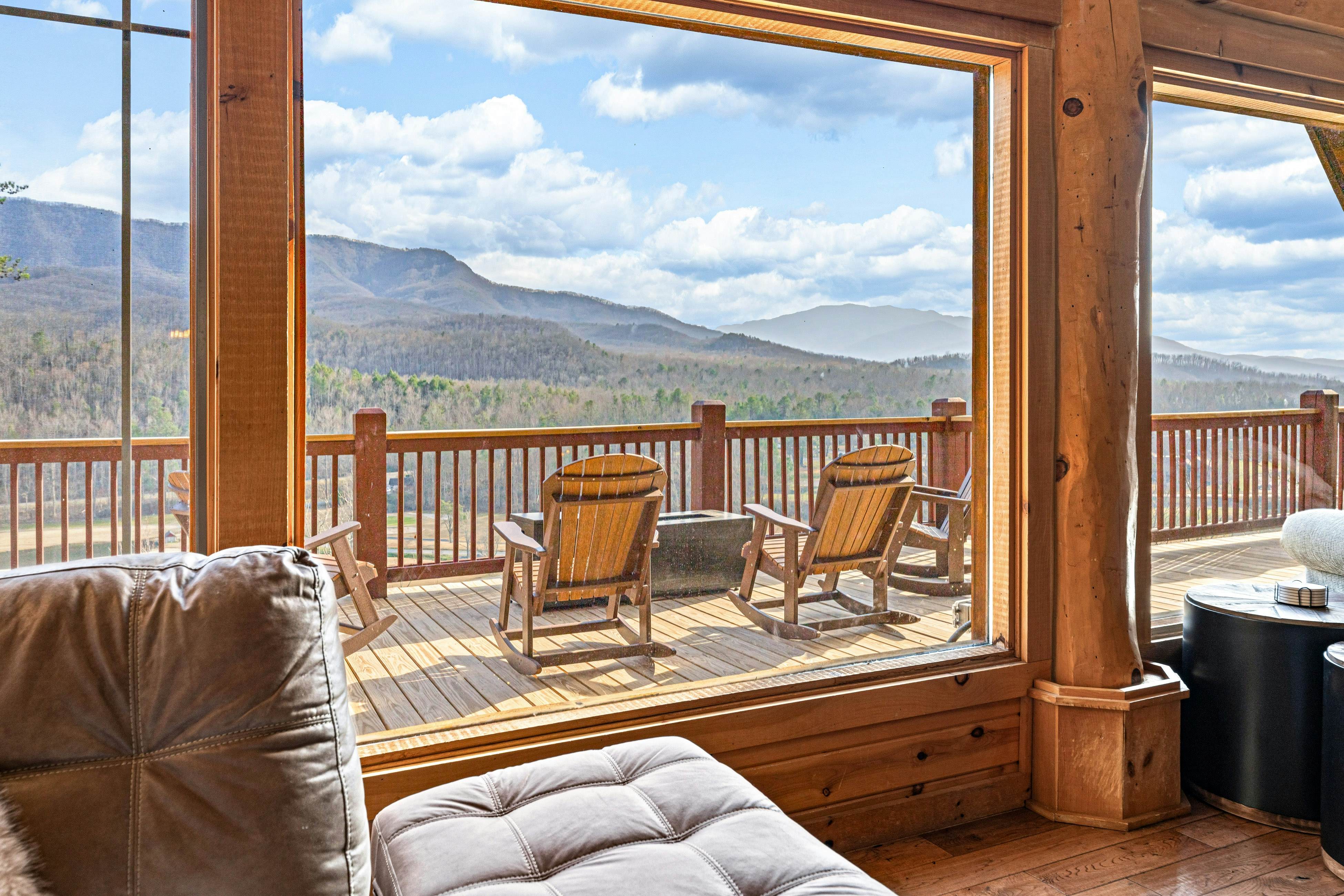 4-Story Cabin, Sleeps 22・Hot Tub・Game/Theater room