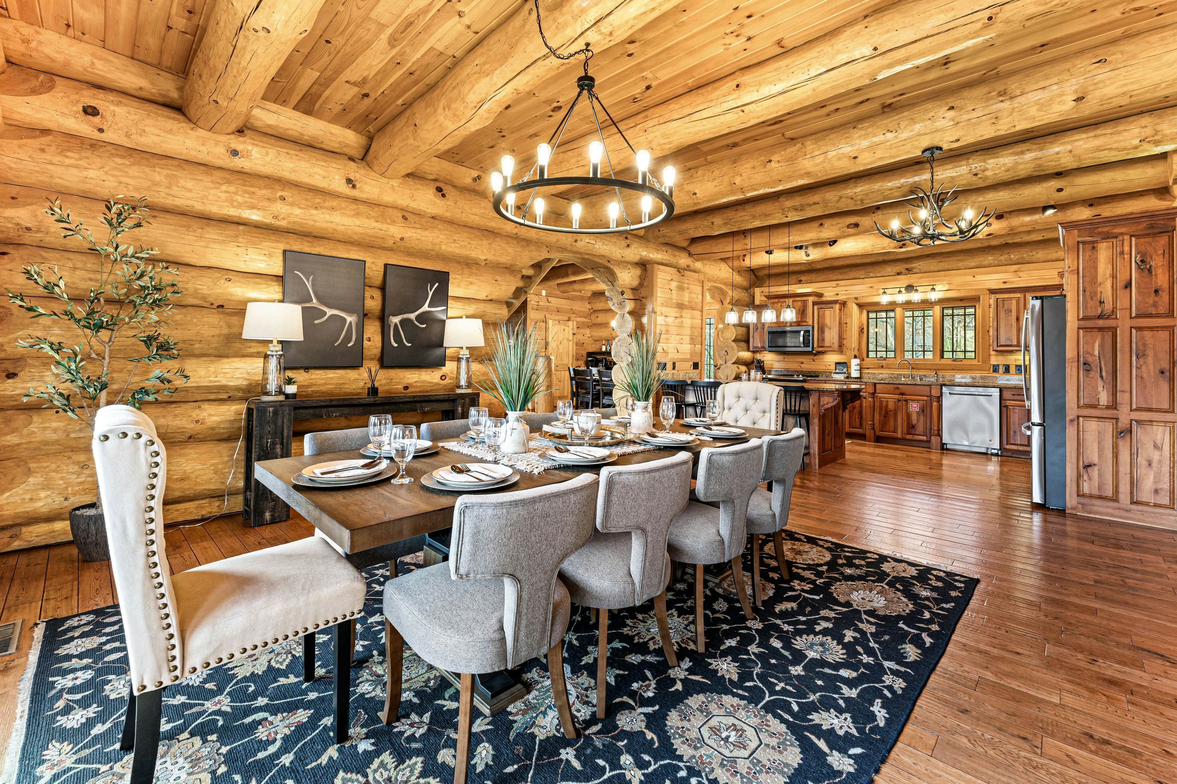 4-Story Cabin, Sleeps 22・Hot Tub・Game/Theater room