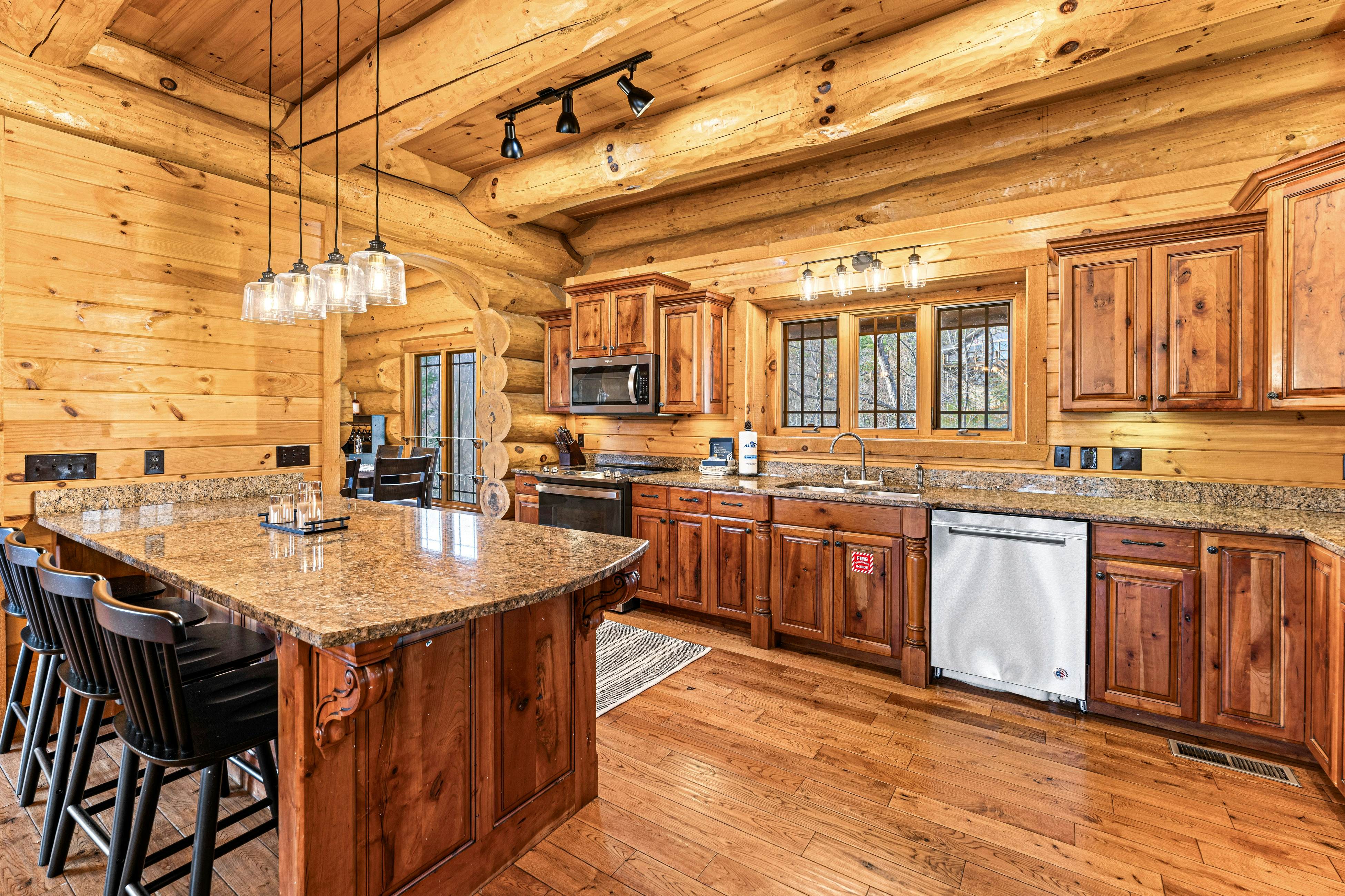 4-Story Cabin, Sleeps 22・Hot Tub・Game/Theater room