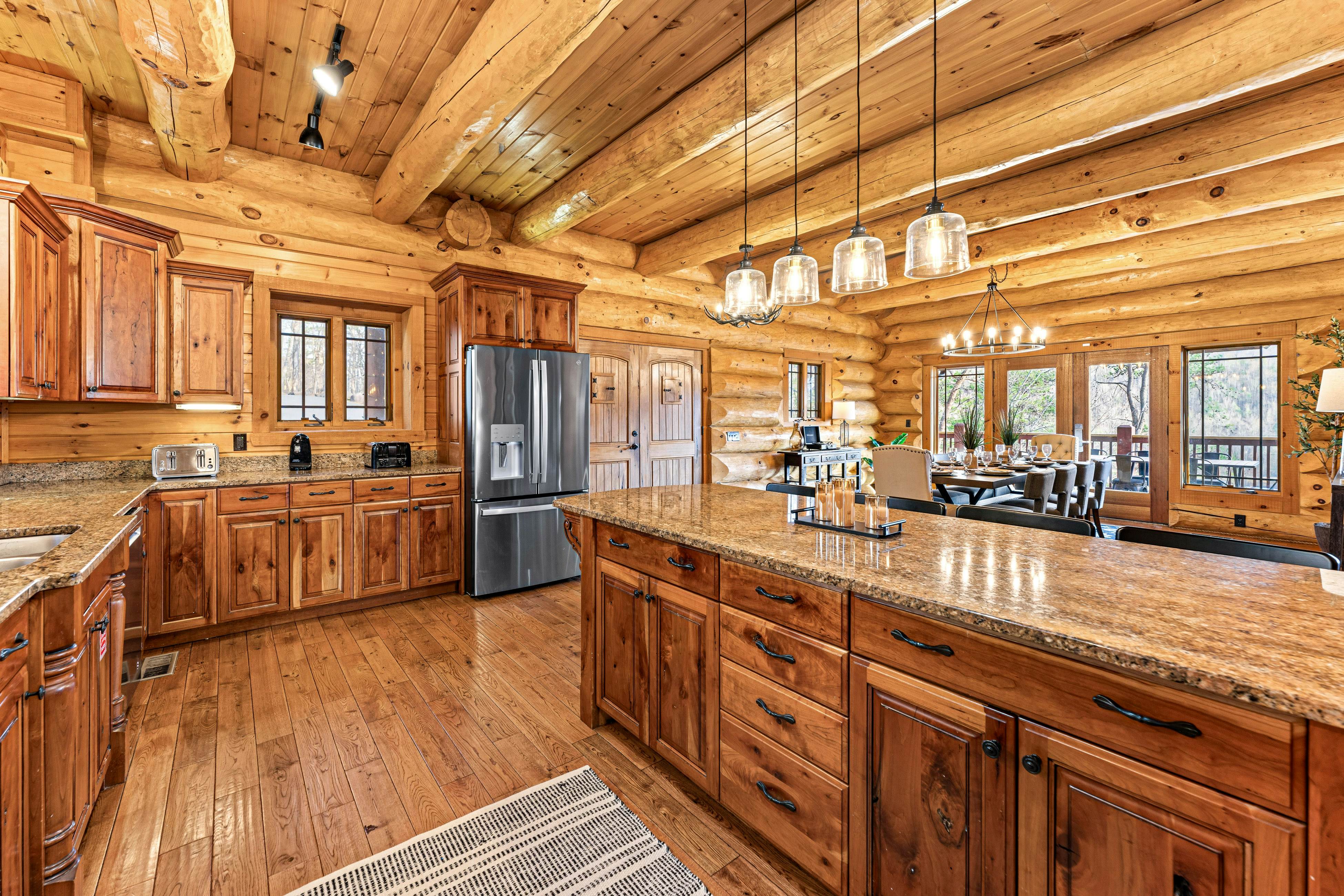 4-Story Cabin, Sleeps 22・Hot Tub・Game/Theater room